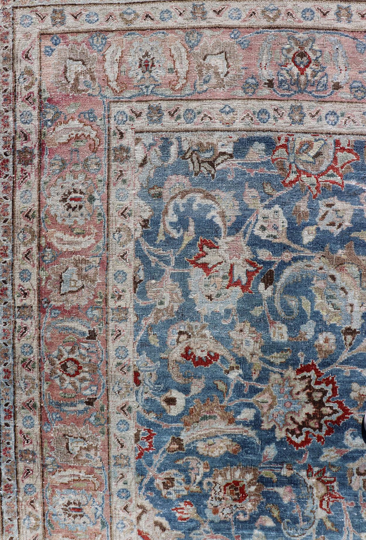 Antiker persischer Mashad mit mittelgroßem Hintergrund in Boteh-Blau, lachsfarbener Bordüre im Zustand „Gut“ im Angebot in Atlanta, GA