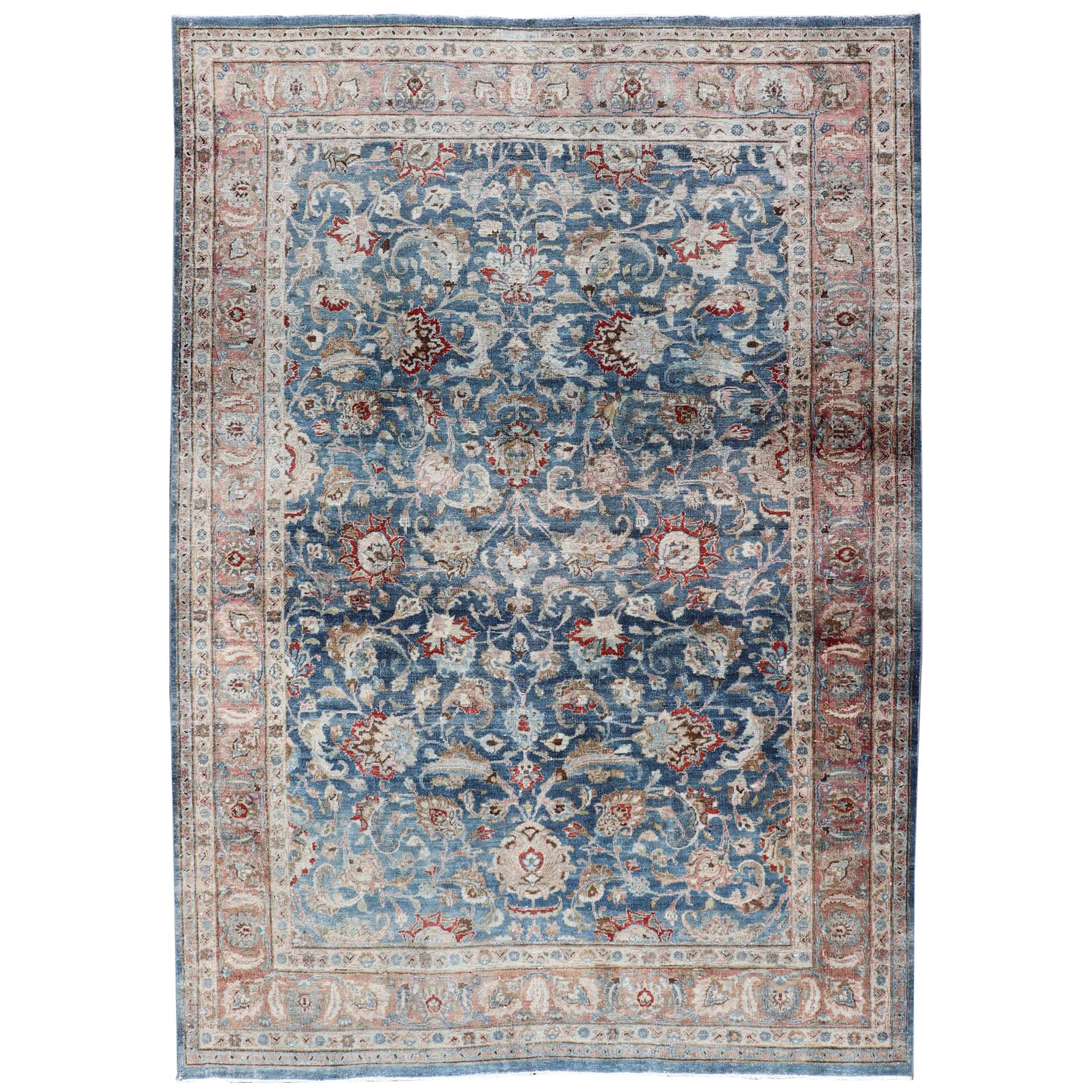 Antiker persischer Mashad mit mittelgroßem Hintergrund in Boteh-Blau, lachsfarbener Bordüre im Angebot