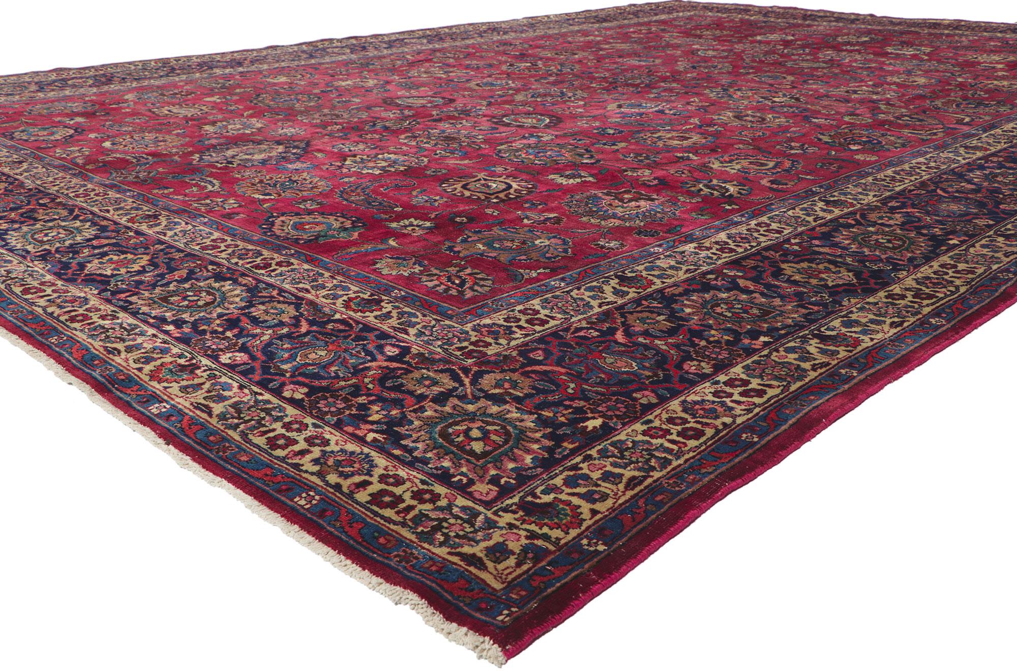 61201 Antiker persischer Mashhad-Teppich 11'07 x 16'09. Dieser handgeknüpfte antike persische Mashhad-Teppich aus Wolle beeindruckt durch seine betörende Schönheit und die reichen Juwelentöne. Das abgewetzte bordeauxfarbene Feld zeigt ein