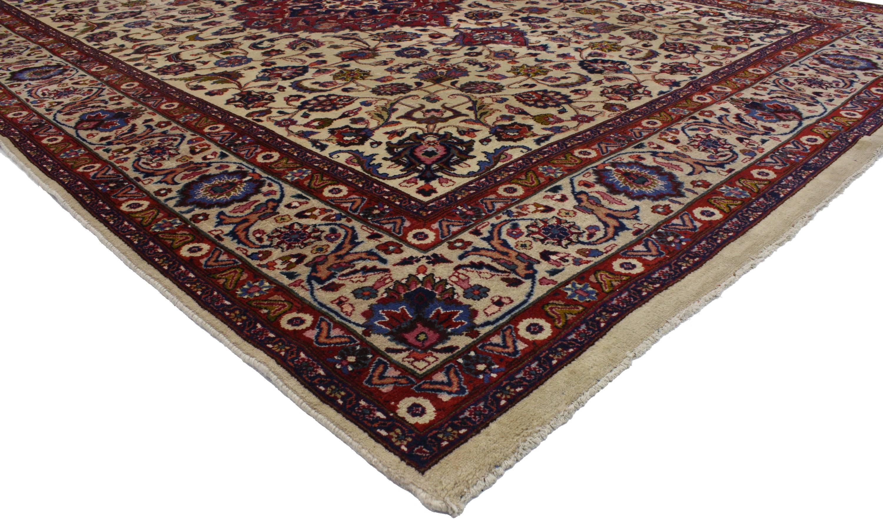 Antiker persischer Mashhad-Teppich im traditionellen Stil im Angebot 1