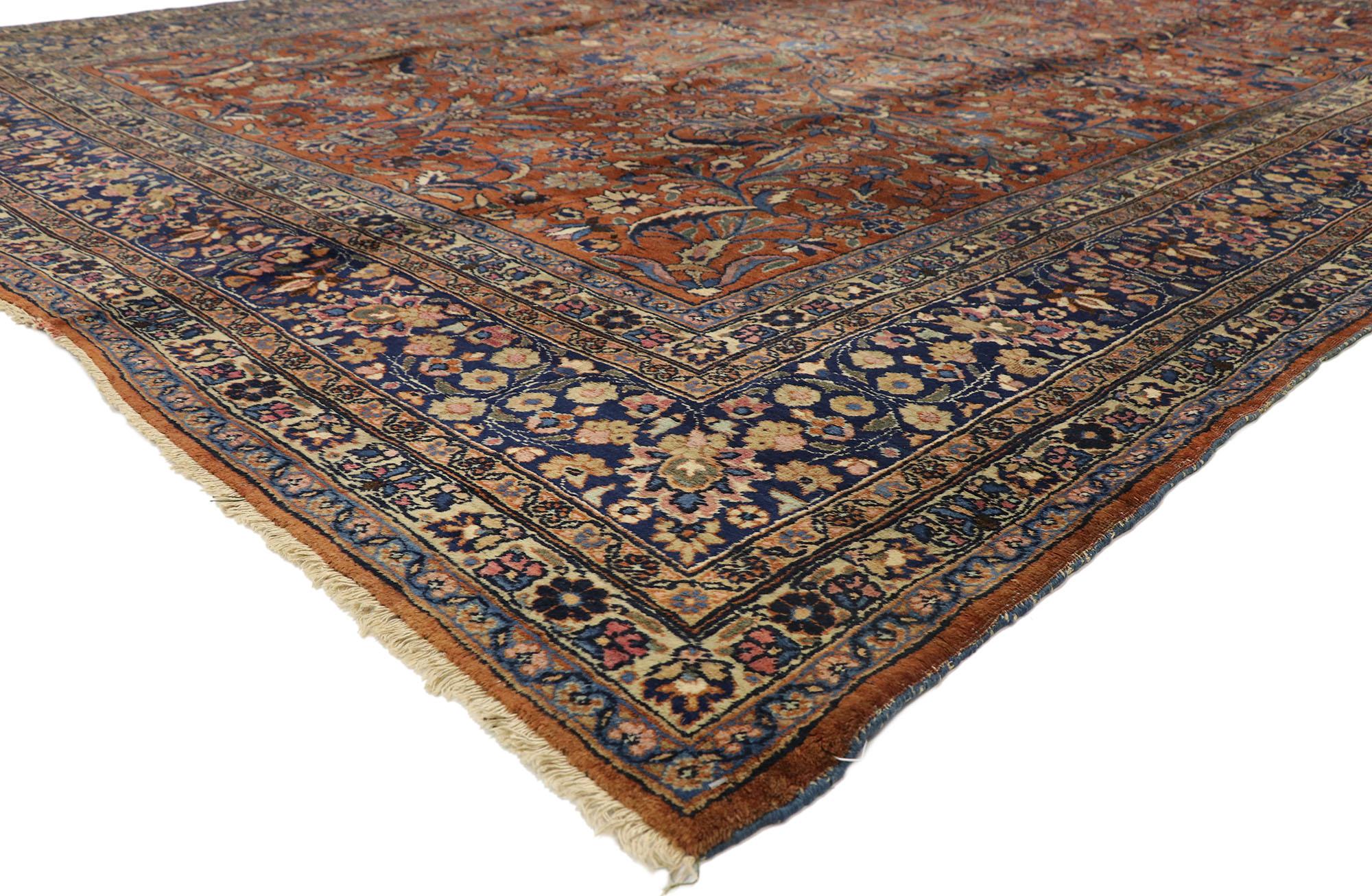 71212, antiker persischer Mashhad-Teppich im traditionellen Stil. Dieser handgeknüpfte antike persische Mashhad-Teppich aus Wolle im traditionellen Stil zeigt ein Allover-Muster auf einem warmen braunen Feld, das von einer klassischen marineblauen
