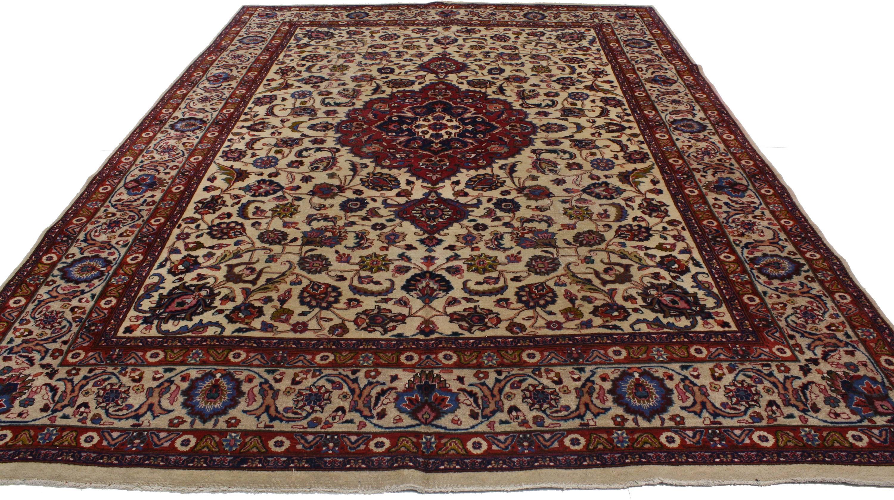 Antiker persischer Mashhad-Teppich im traditionellen Stil im Angebot 2