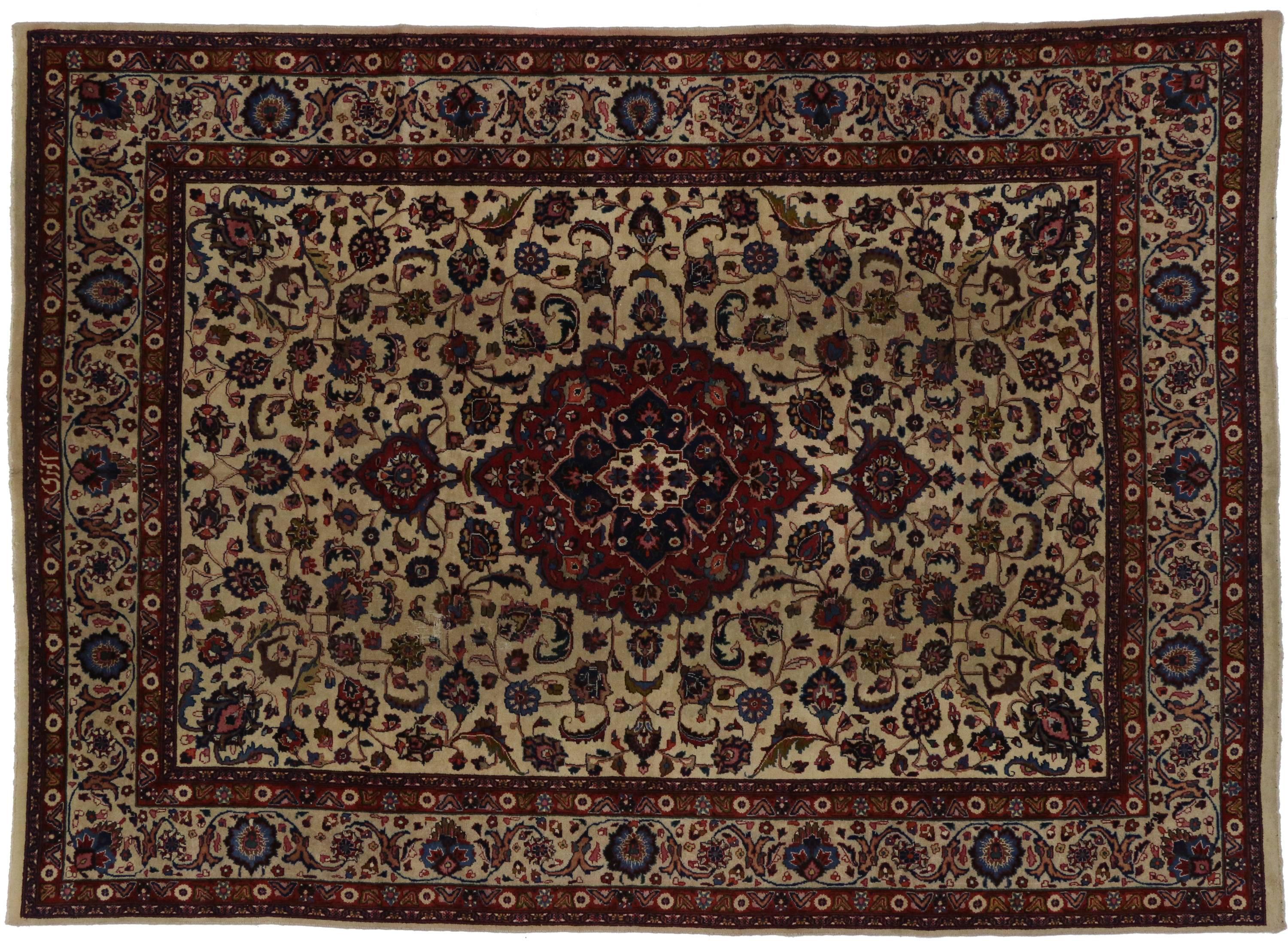 Antique Persian Mashhad Rug with Traditional Style For Sale 4