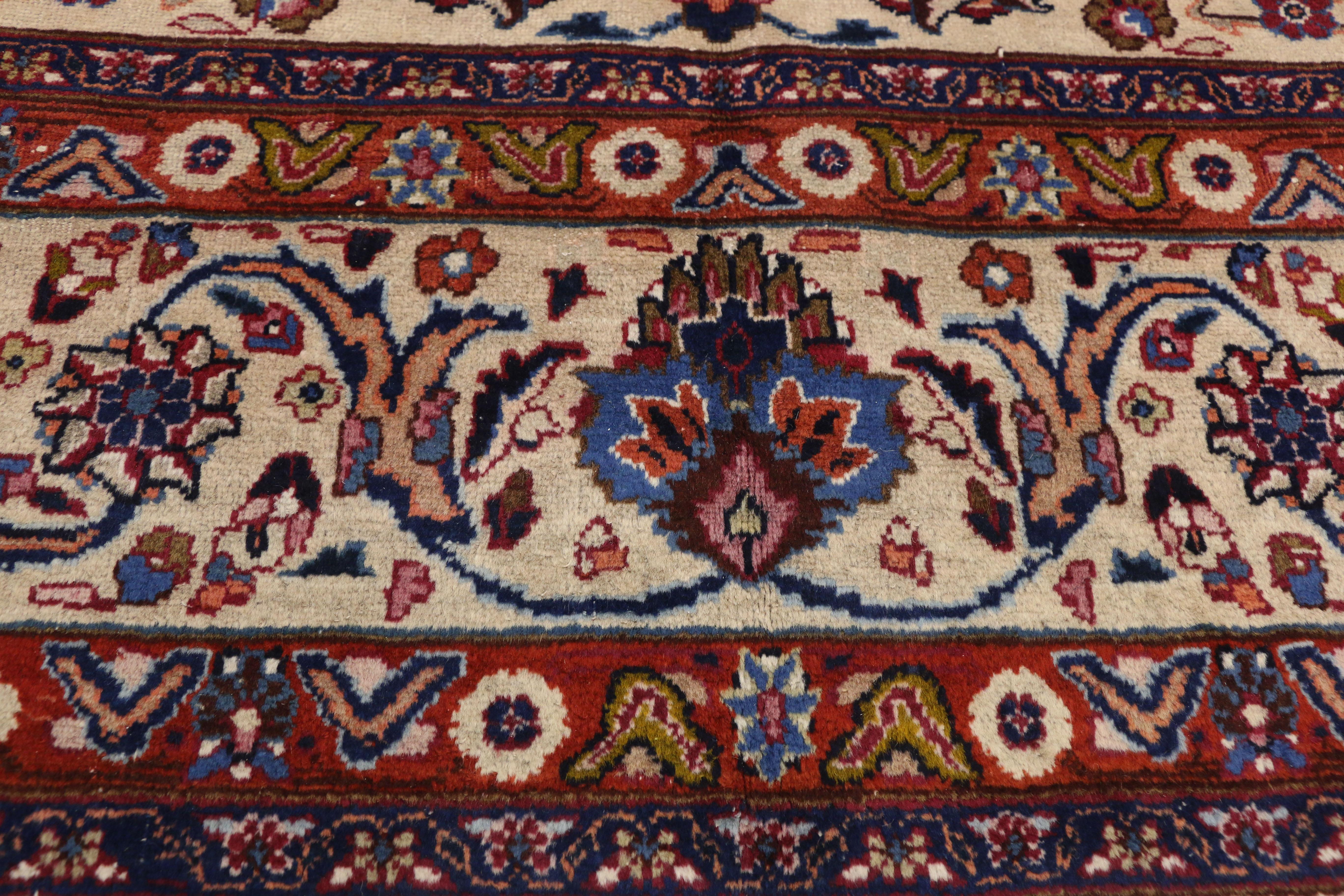 Antiker persischer Mashhad-Teppich im traditionellen Stil (Persisch) im Angebot