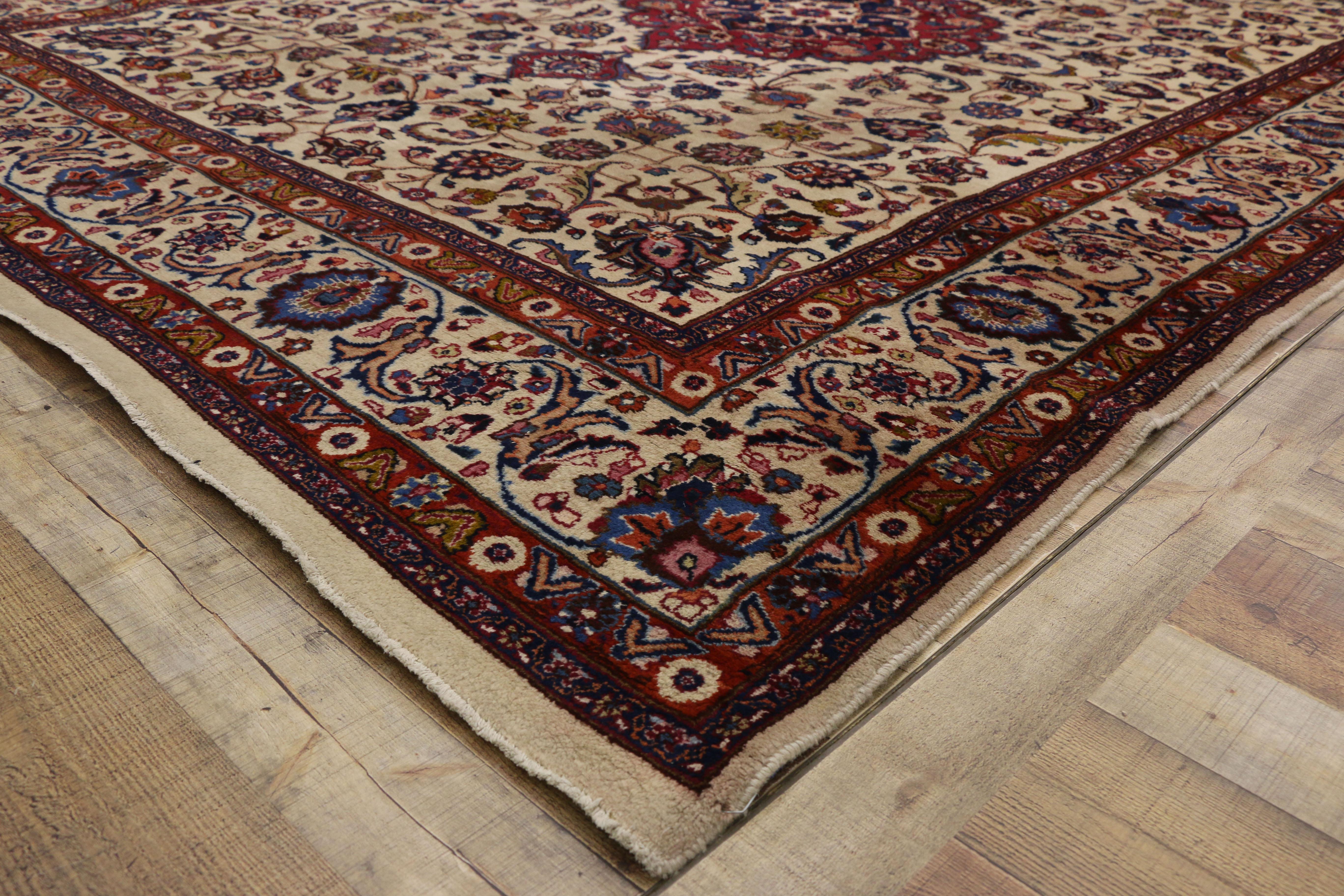 Antiker persischer Mashhad-Teppich im traditionellen Stil im Zustand „Gut“ im Angebot in Dallas, TX