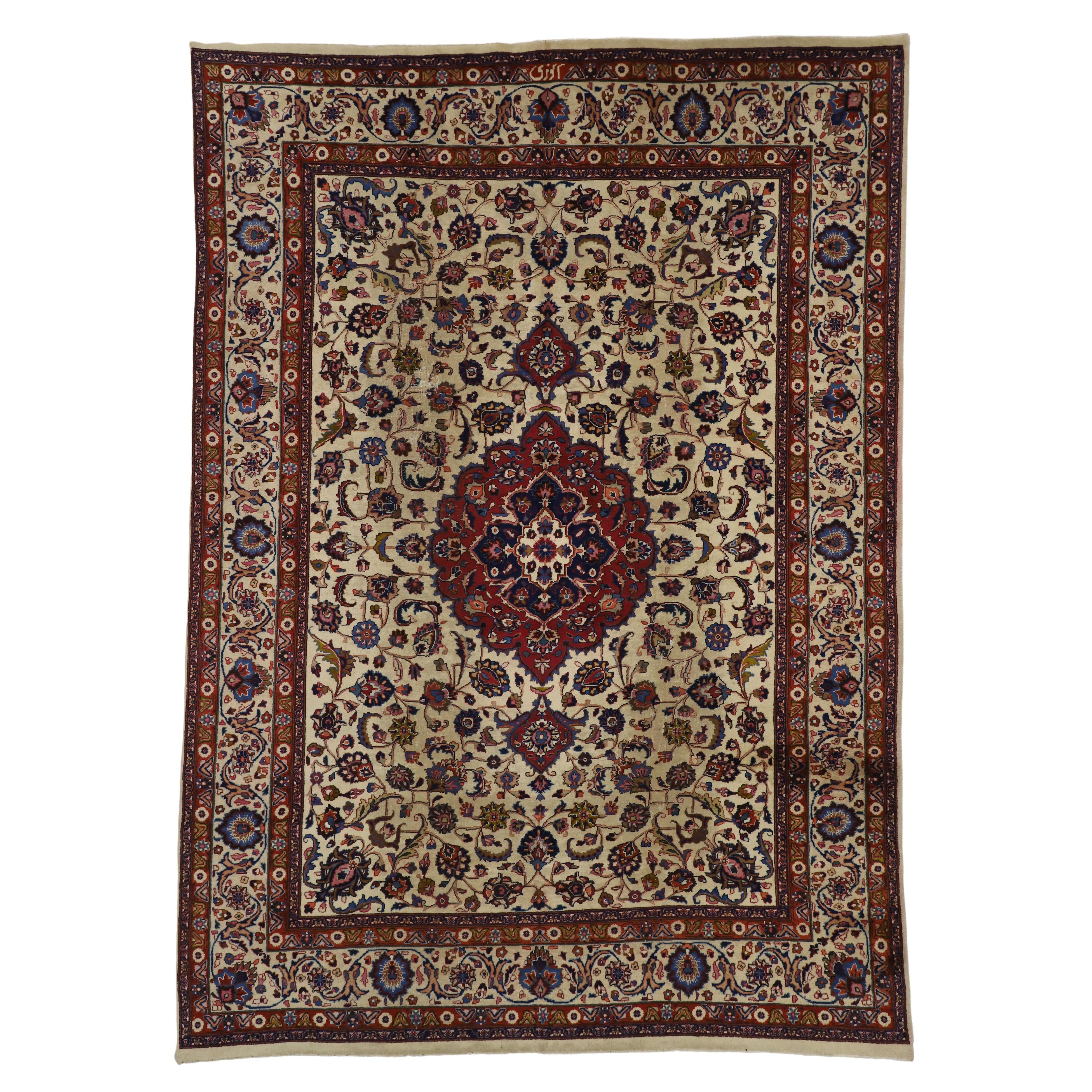Antiker persischer Mashhad-Teppich im traditionellen Stil im Angebot