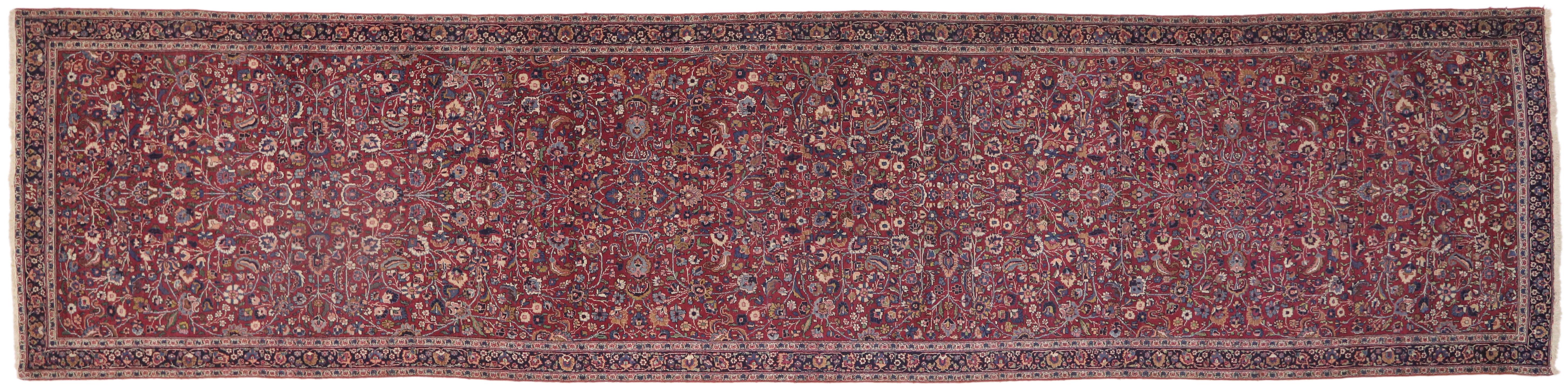 74287 Antique Persian Mashhad Runner with Old World Style, Extra Long Hallway Runner. Riche en couleurs, en texture et en ambiance séduisante, ce tapis persan ancien en laine nouée à la main affiche une élégance intemporelle et un charme royal. Un