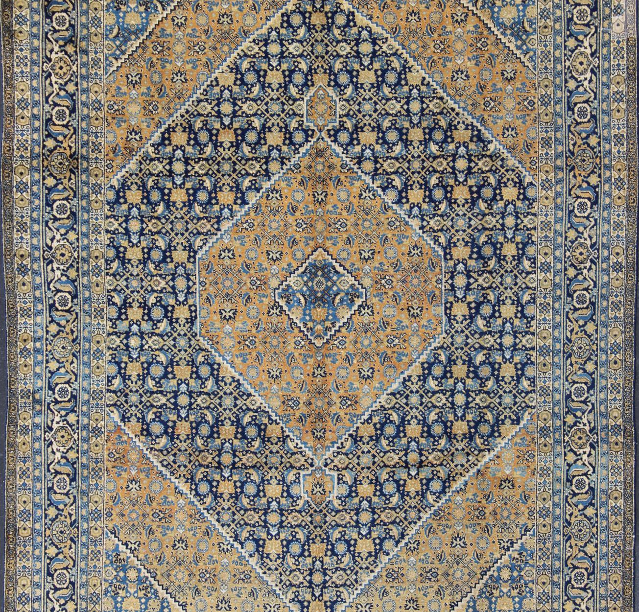 Antico tappeto persiano Tabriz con medaglione e una varietà di colori blu e oro In condizioni buone in vendita a Atlanta, GA