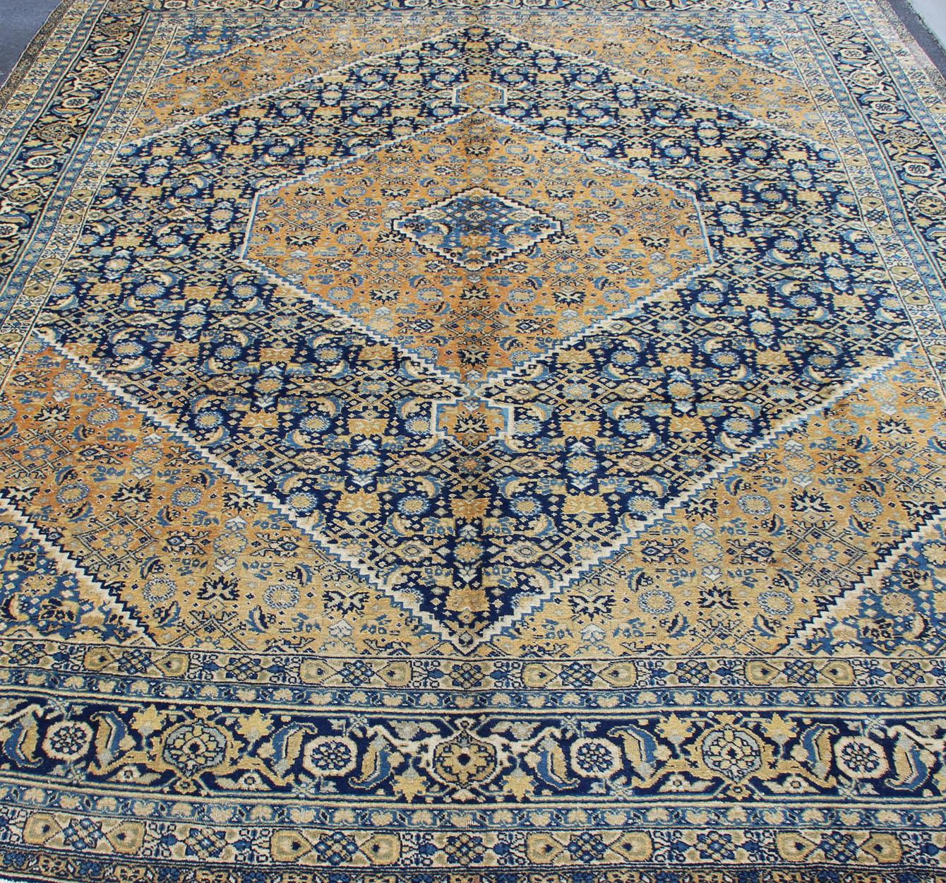 Antico tappeto persiano Tabriz con medaglione e una varietà di colori blu e oro in vendita 2