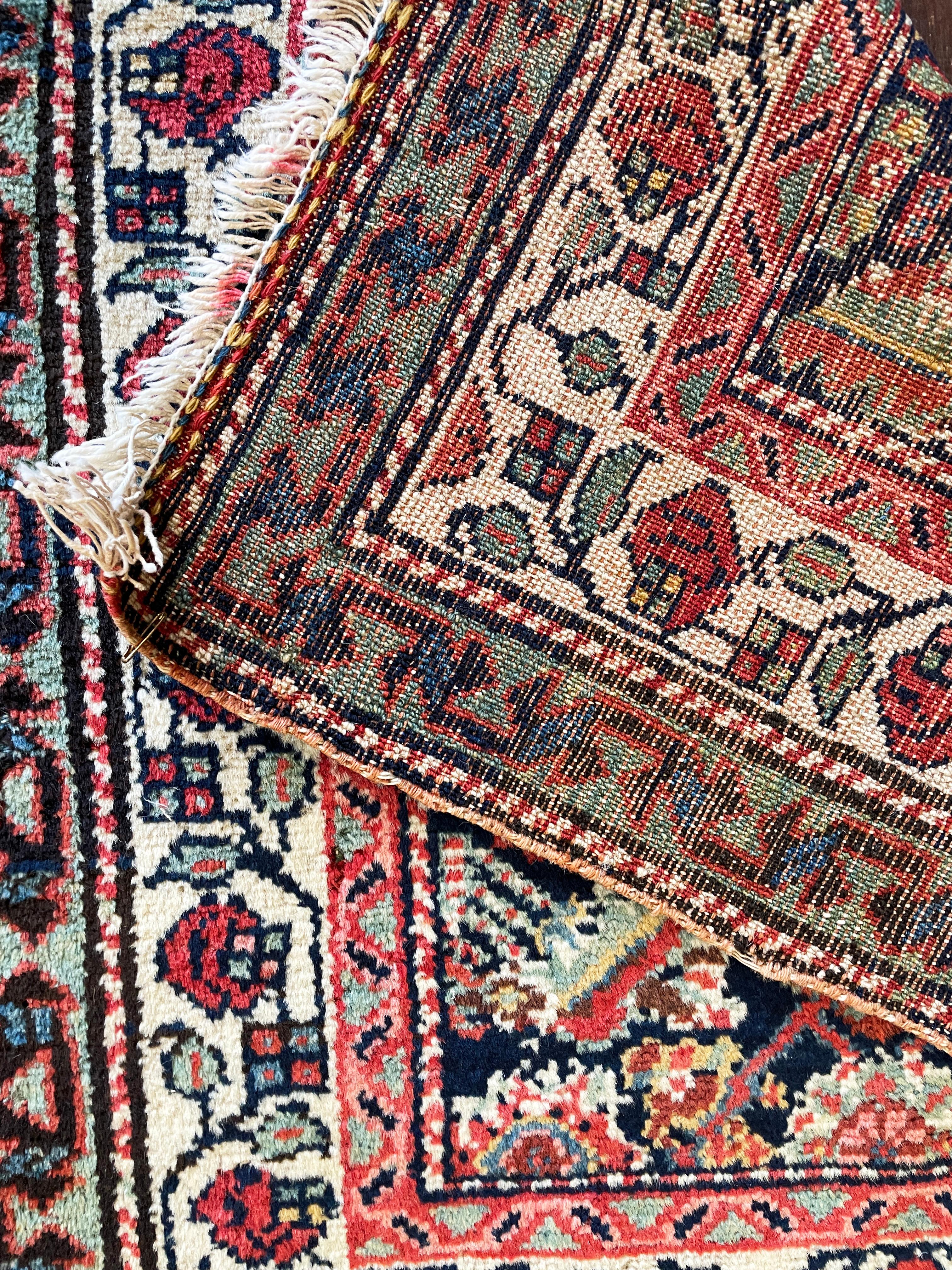 
Entdecken Sie die zeitlose Schönheit der antiken persischen Malayer Teppiche

Treten Sie ein in eine Welt voller Eleganz und Geschichte mit diesem exquisiten antiken persischen Malayer-Teppich im Format 16