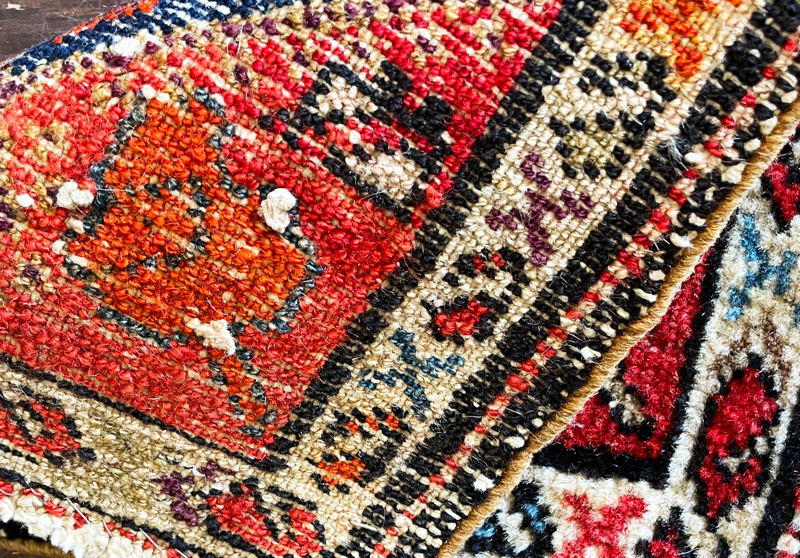 
Découvrez la beauté intemporelle des anciens tapis persans Malayer

Entrez dans un monde d'élégance et d'histoire avec cet exquis tapis persan ancien Malayer de 11 x 12 pouces, datant des années 1920. Sa beauté captivante se déploie sur un fond