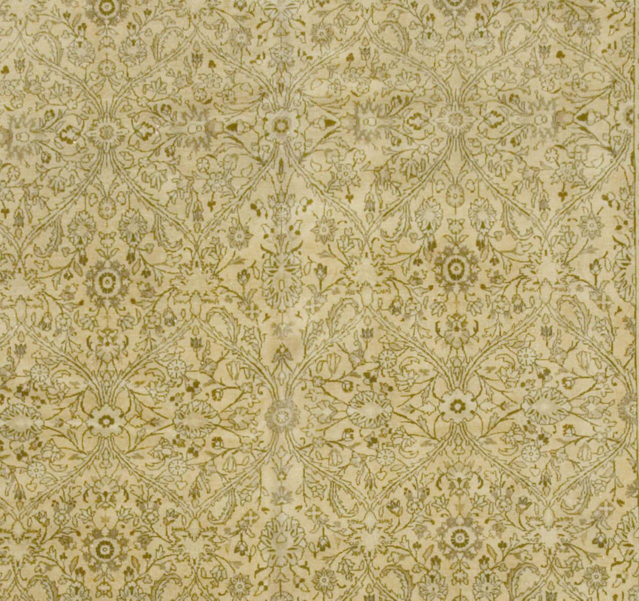 Antiker persischer Meshad-Teppich, 9'7 x 13'2. Elegante geschwungene und florale Muster verteilen sich über das goldene Mittelfeld dieses antiken Meshad-Teppichs aus Persien. Eine dunkle kastanienbraune Bordüre mit cremefarbenen botanischen Mustern