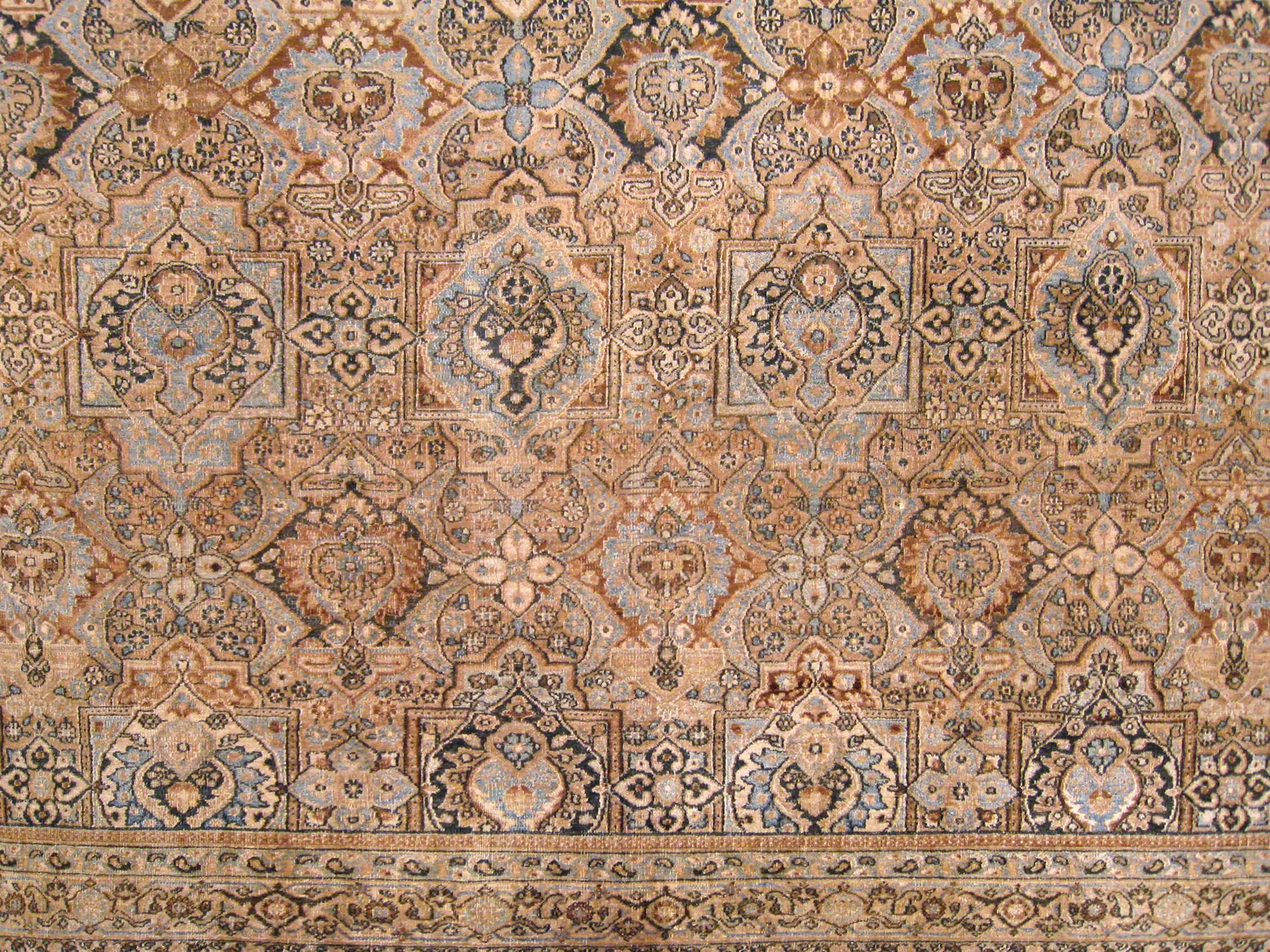 Antiker persischer Meshed Oriental-Teppich, großformatig, mit floralen Elementen im Zustand „Gut“ im Angebot in New York, NY