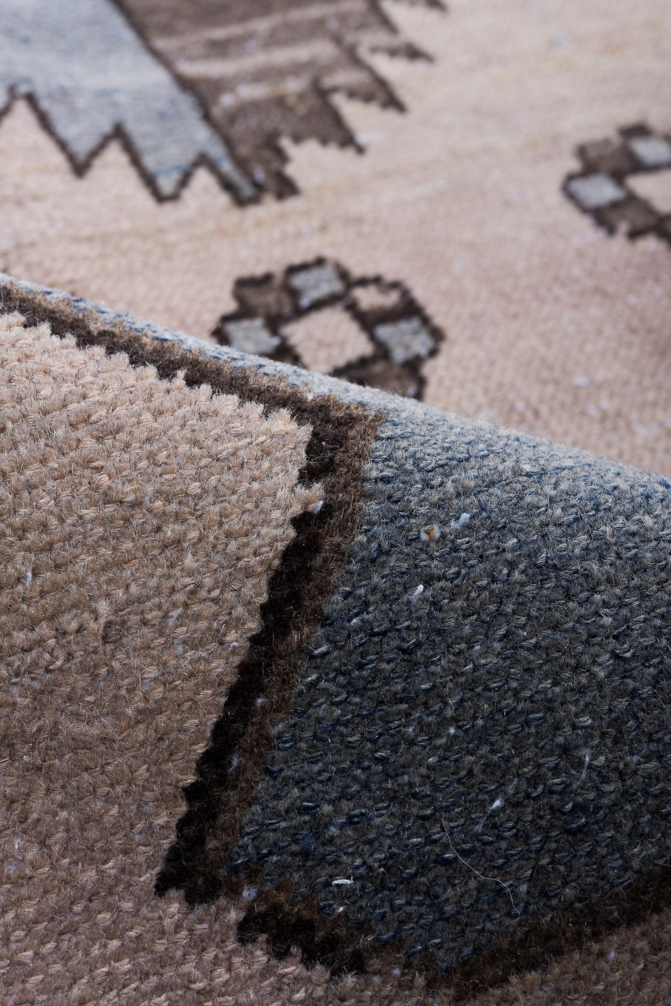 Ein antiker persischer Meshkin-Teppich mit kühnen geometrischen Mustern, die Aufmerksamkeit erregen. Das auffällige Design dieses Teppichs ist ideal, um zeitgenössischen oder eklektischen Interieurs ein dynamisches Element hinzuzufügen.