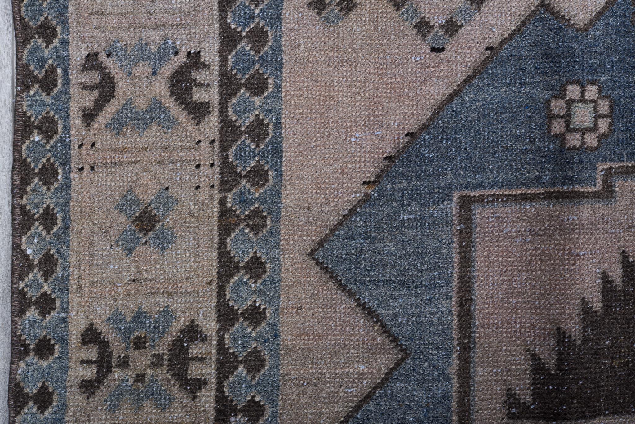 Antiker persischer Meshkin-Teppich aus kühnem, geometrischem Muster (Persisch) im Angebot