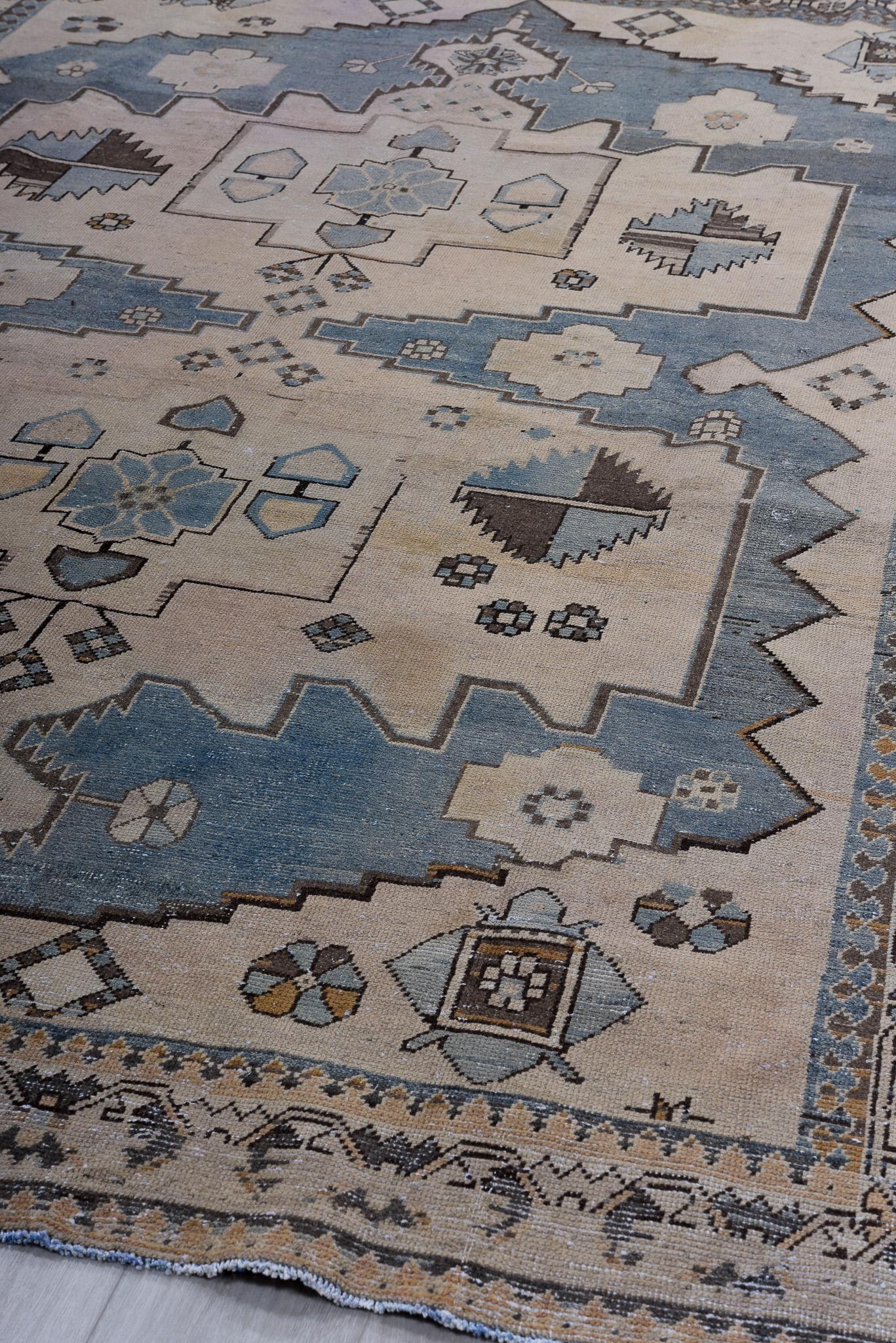 Antiker persischer Meshkin-Teppich aus kühnem, geometrischem Muster (20. Jahrhundert) im Angebot