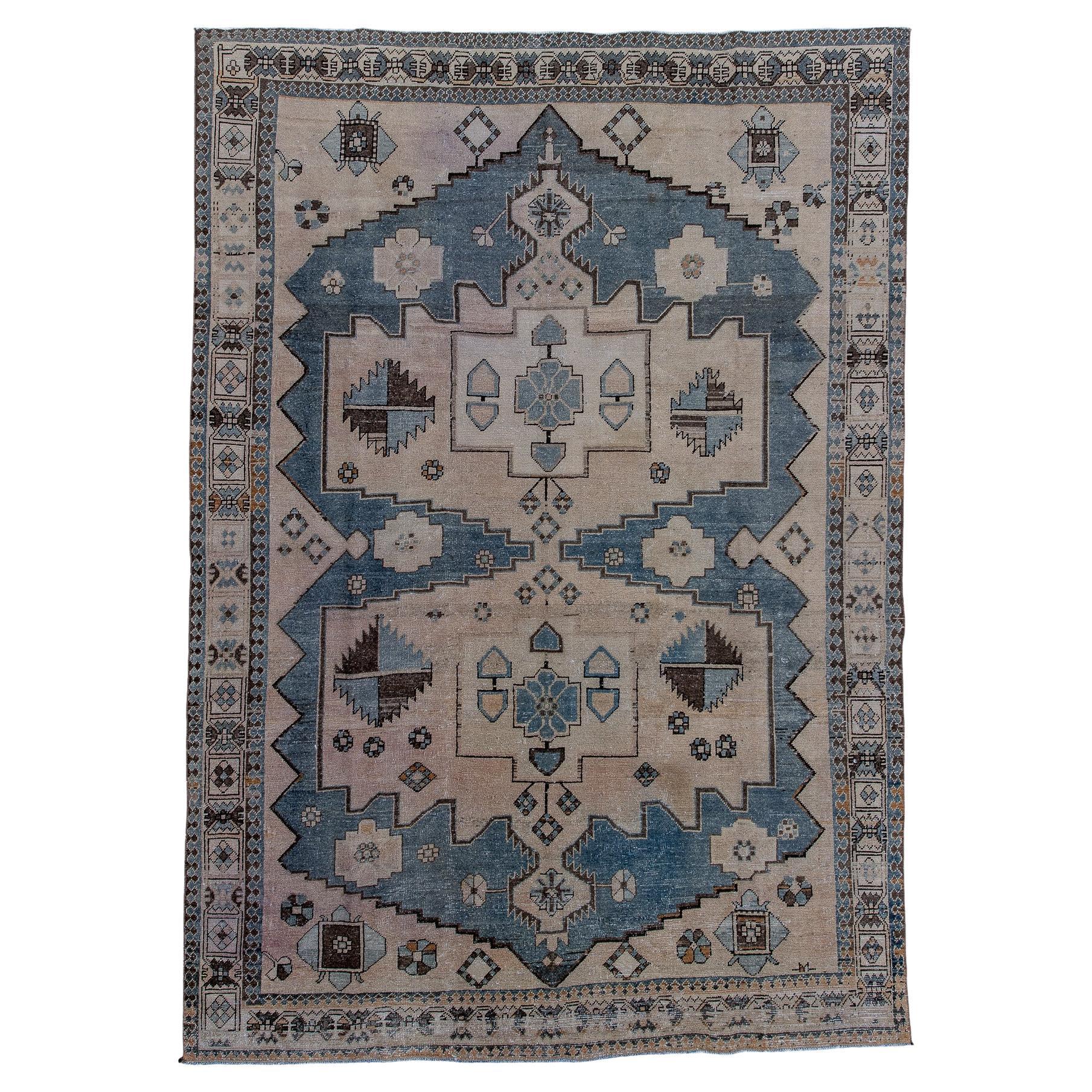 Antiker persischer Meshkin-Teppich aus kühnem, geometrischem Muster