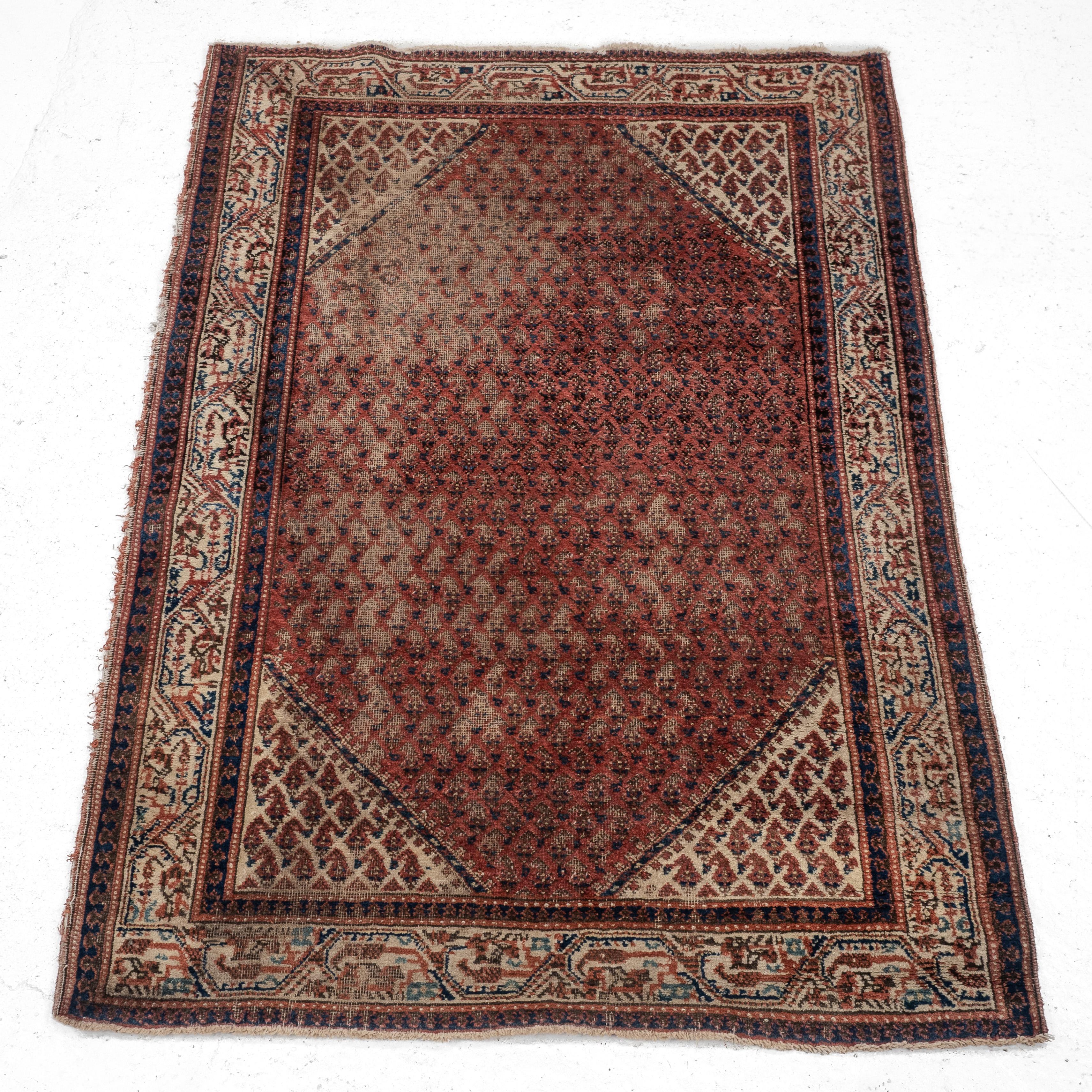 Tappeto antico persiano Mir Seraband - Fine XIX secolo - 147,5 x 104,5 cm
Un autentico tappeto persiano Mir Seraband della fine del XIX secolo, tessuto a mano con un vello di lana su basi di cotone. Il campo è riccamente decorato con il classico
