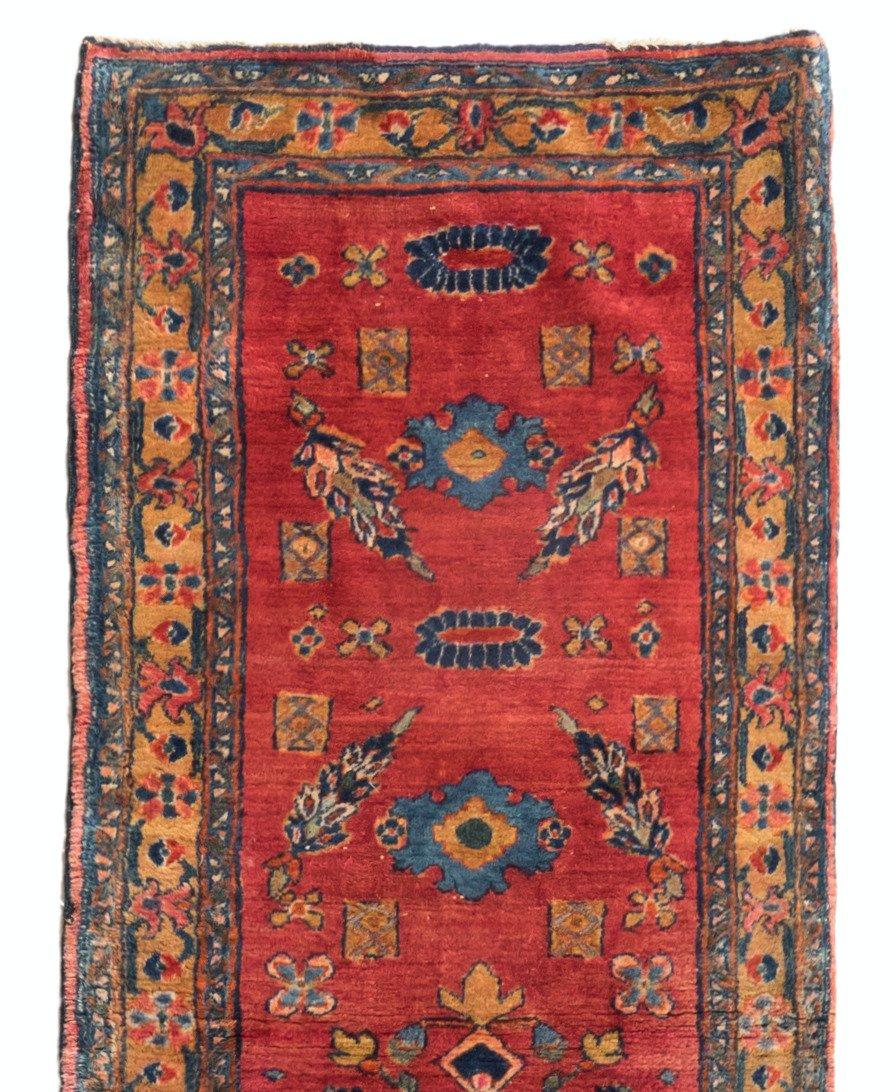 Das im westlichen Zentralpersien gelegene Sarouk war eine Weberei, die im 19. Jahrhundert für ihre hochwertigen, künstlerisch anspruchsvollen Teppiche bekannt war. Der Mohajeran-Sarouk-Stil stammt aus der Zeit um die Wende zum 20. Jahrhundert und