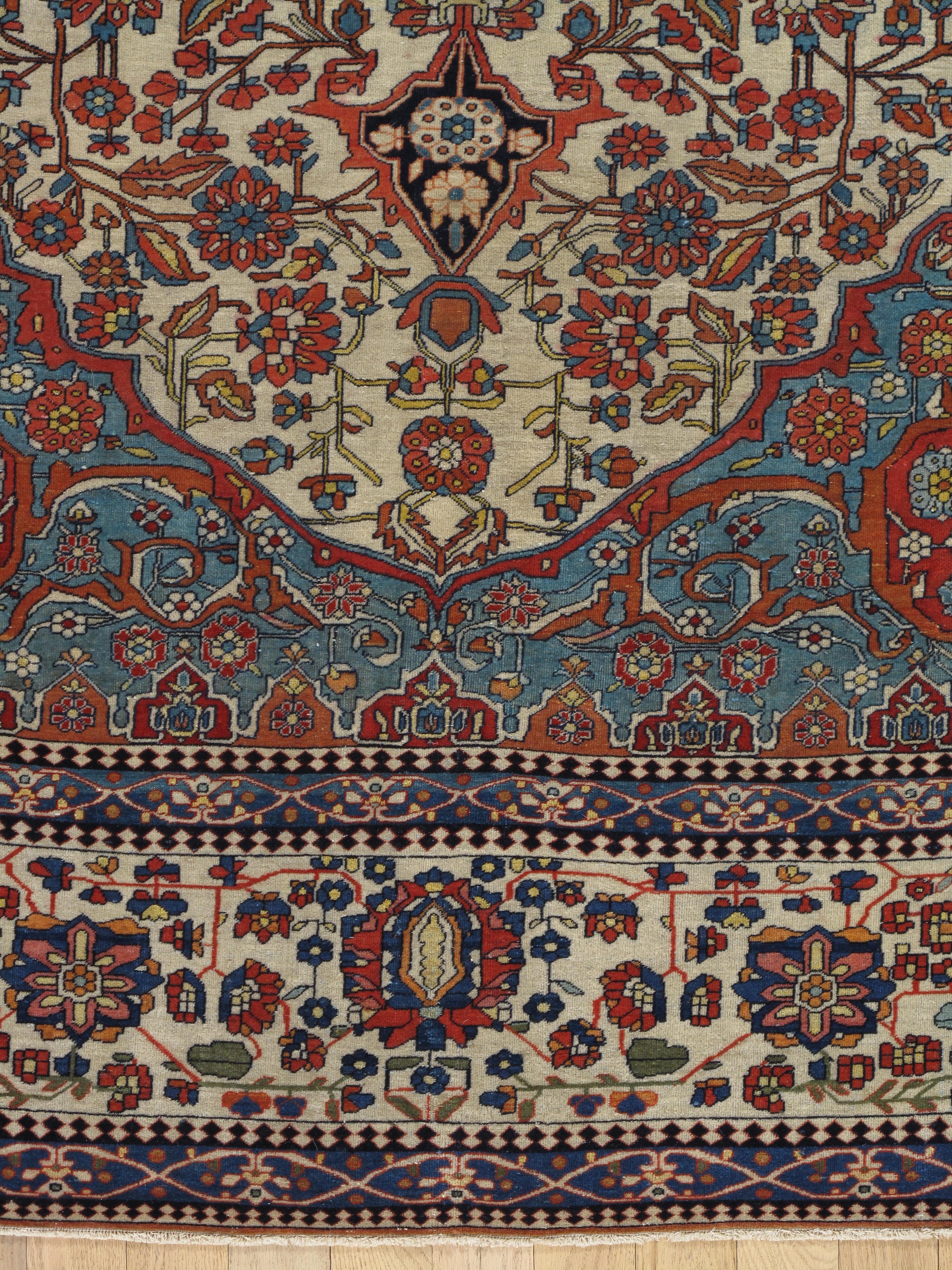 Noué à la main Tapis persan Mohtasham Kashan ancien, fond ivoire, bordure ivoire, bleu, vert en vente