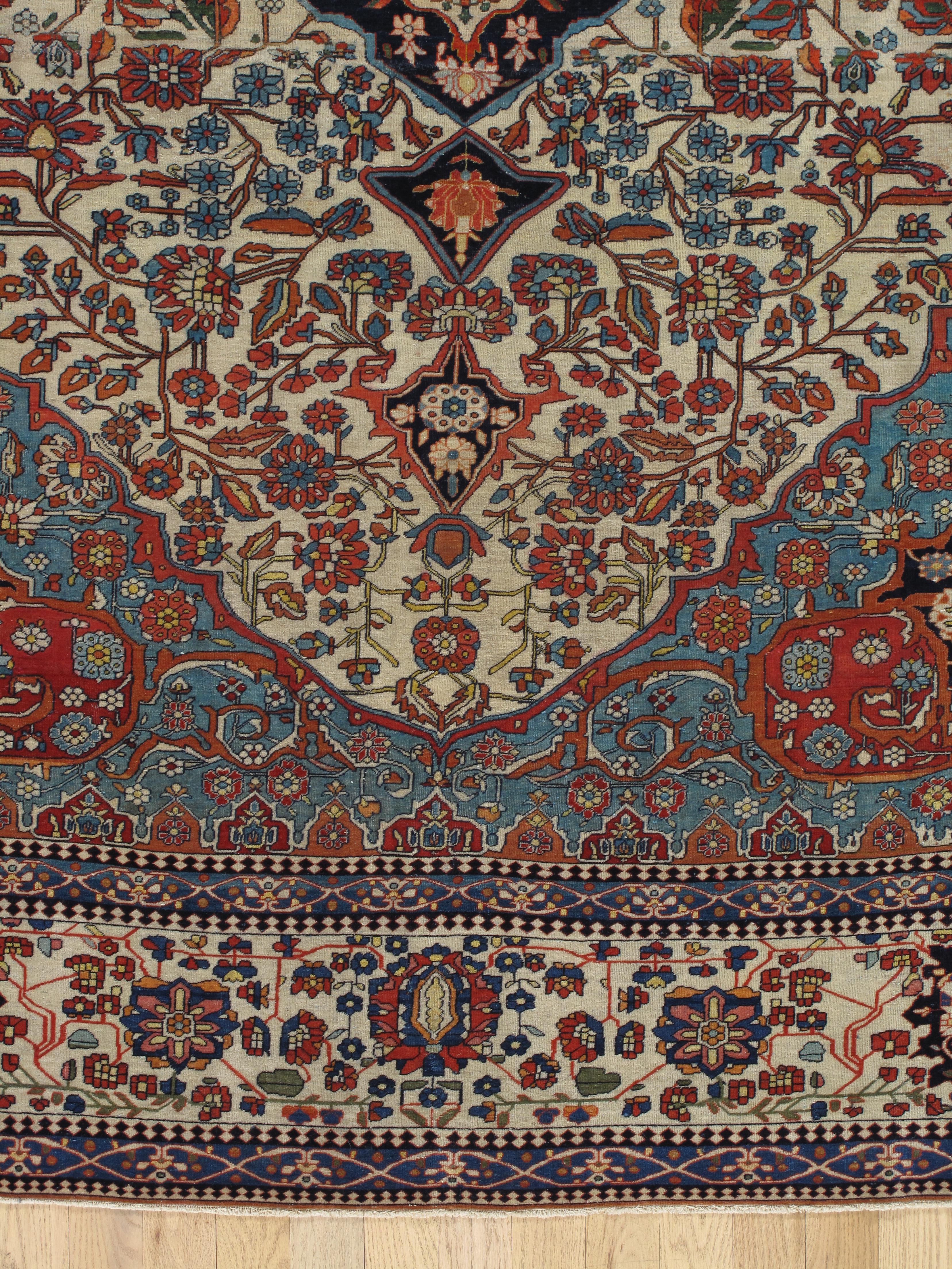 Tapis persan Mohtasham Kashan ancien, fond ivoire, bordure ivoire, bleu, vert Bon état - En vente à Port Washington, NY
