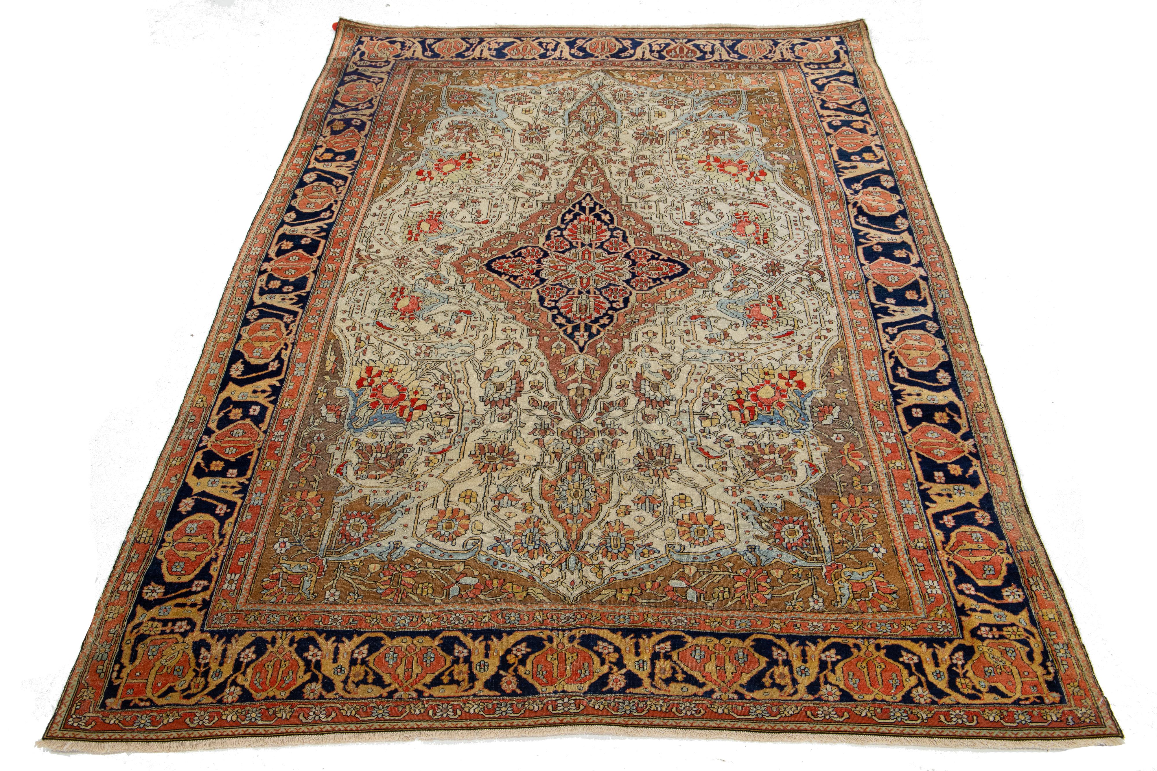 Magnifique tapis ancien en laine nouée à la main au Kashan, avec un champ beige. Ce tapis persan aux accents orange et marron est orné d'un superbe motif floral.

Ce tapis mesure 4'8