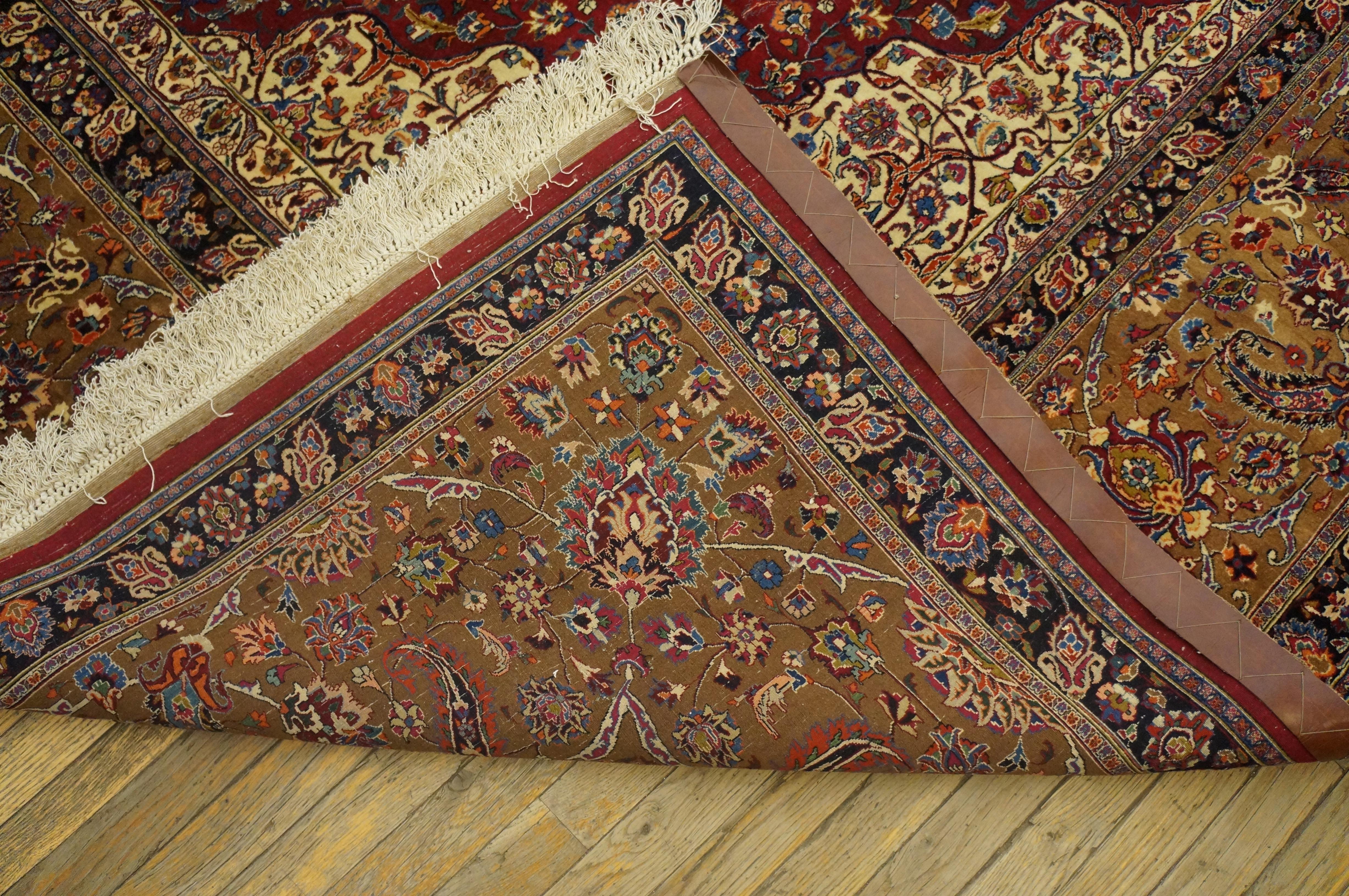 Perse Tapis persan ancien à moulures en vente