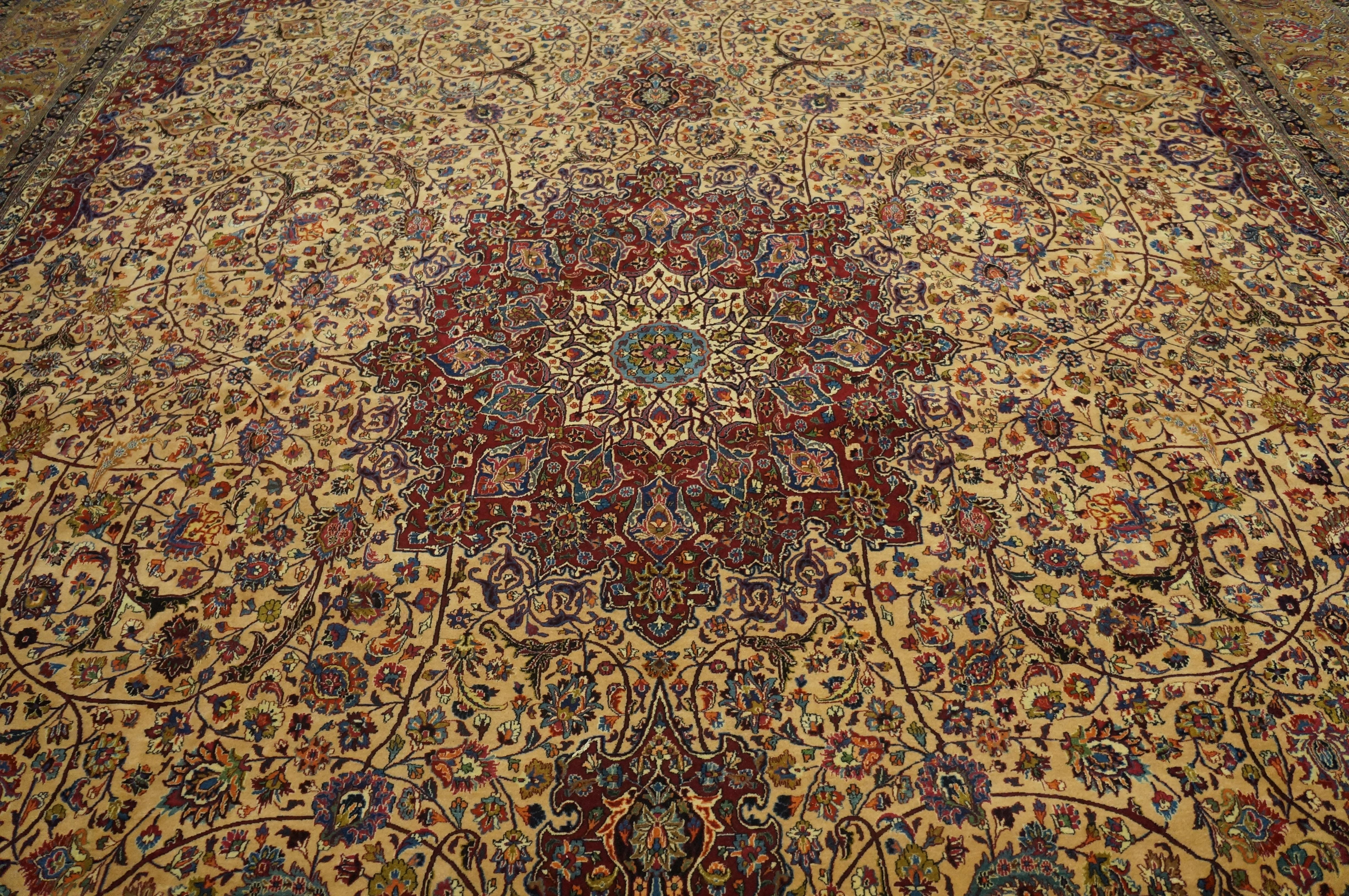 Tapis persan ancien à moulures Excellent état - En vente à New York, NY