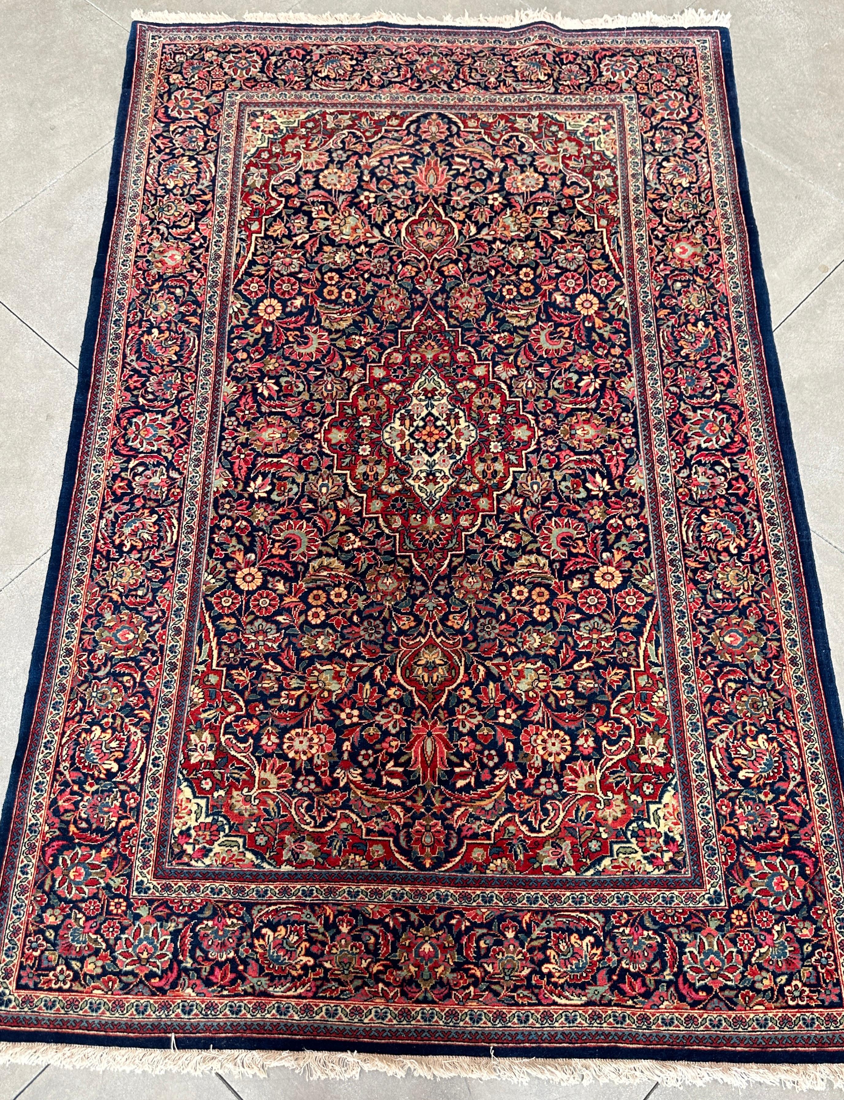 Infusez dans votre intérieur la beauté enchanteresse de notre tapis d'accent persan multicolore, orné d'un motif floral vibrant. Ce tapis exquis capture l'essence de l'art persan, avec une riche tapisserie de couleurs et des motifs floraux complexes