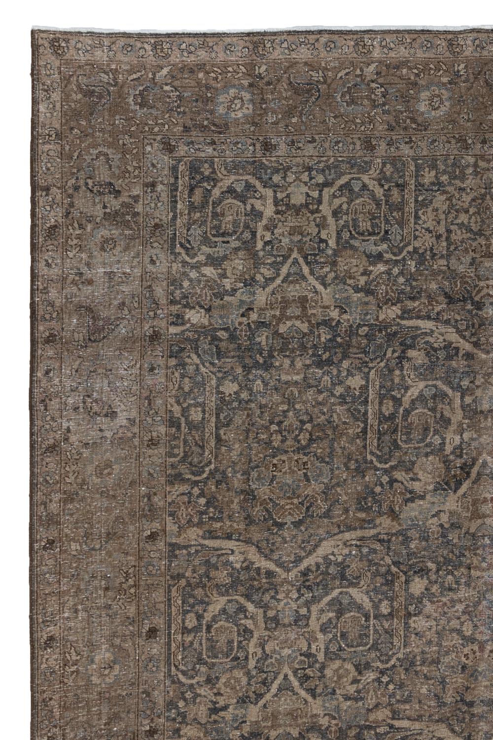 Antique Persian Mustafi Mahal Rug In Good Condition In West Palm Beach, FL