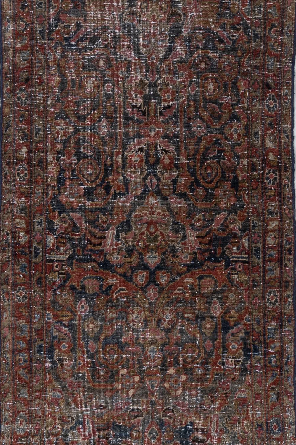 Âge : 1900

Pile : Faible

Notes d'usure : 3

Matériau : Laine sur coton

Des tons riches avec le très désirable motif mustafi qui présente des feuillages et des vignes défilants. 

Guide d'usure :

Les tapis vintage et anciens sont, par