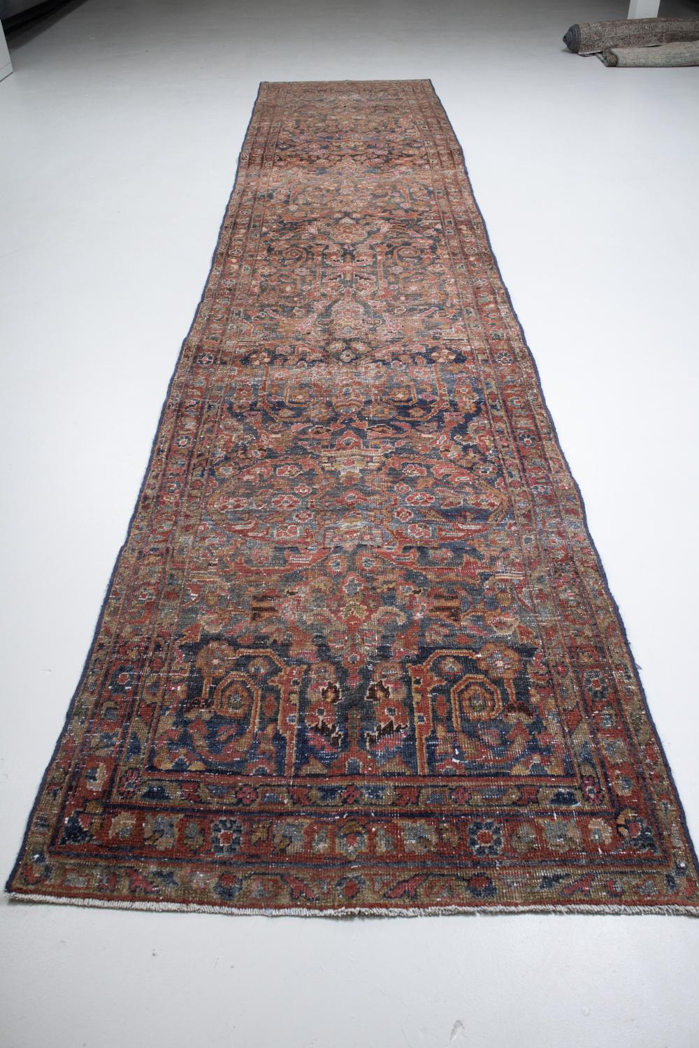 Tapis de couloir persan ancien Mustafi Mahal Bon état - En vente à West Palm Beach, FL