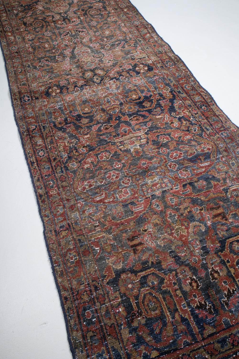 20ième siècle Tapis de couloir persan ancien Mustafi Mahal en vente