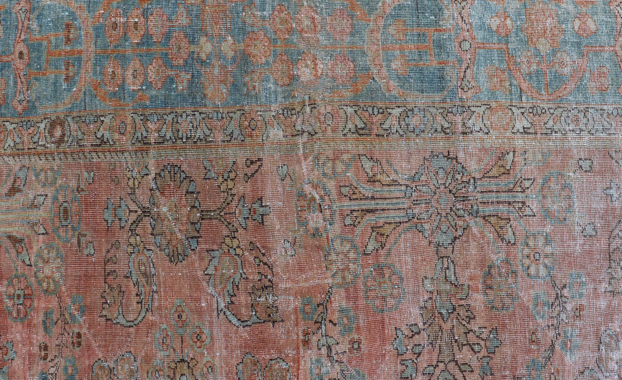 Tapis persan ancien Sultanabad Mahal aux couleurs sourdes avec motifs floraux en vente 5