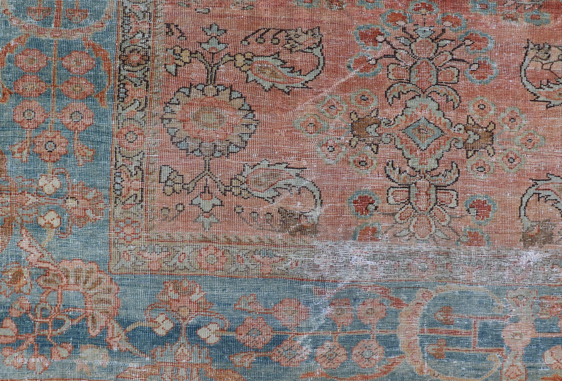 Antike persische Muted Colored Sultanabad Mahal Teppich mit All Over Floral Design. Antikes Mahal Sultanabad. Keivan Woven Arts; Teppich R20-1014, Herkunftsland / Art: Iran / Mahal, um 1910.
Maße: 9'2 x 11'11
Dieser antike persische