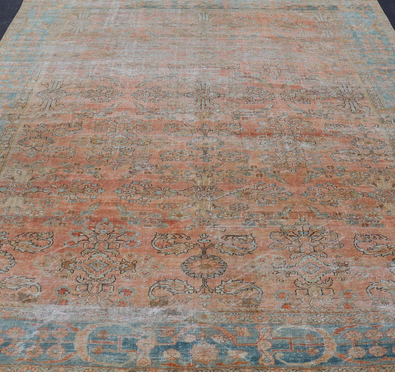 Laine Tapis persan ancien Sultanabad Mahal aux couleurs sourdes avec motifs floraux en vente