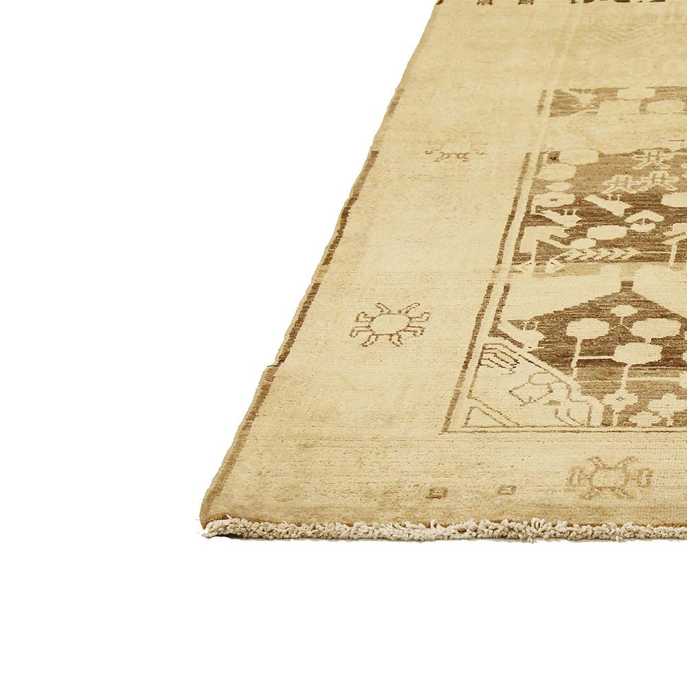 Antiker persischer Nahavand-Teppich mit gezeichneten botanischen Details auf elfenbeinfarbenem Feld (Persisch) im Angebot