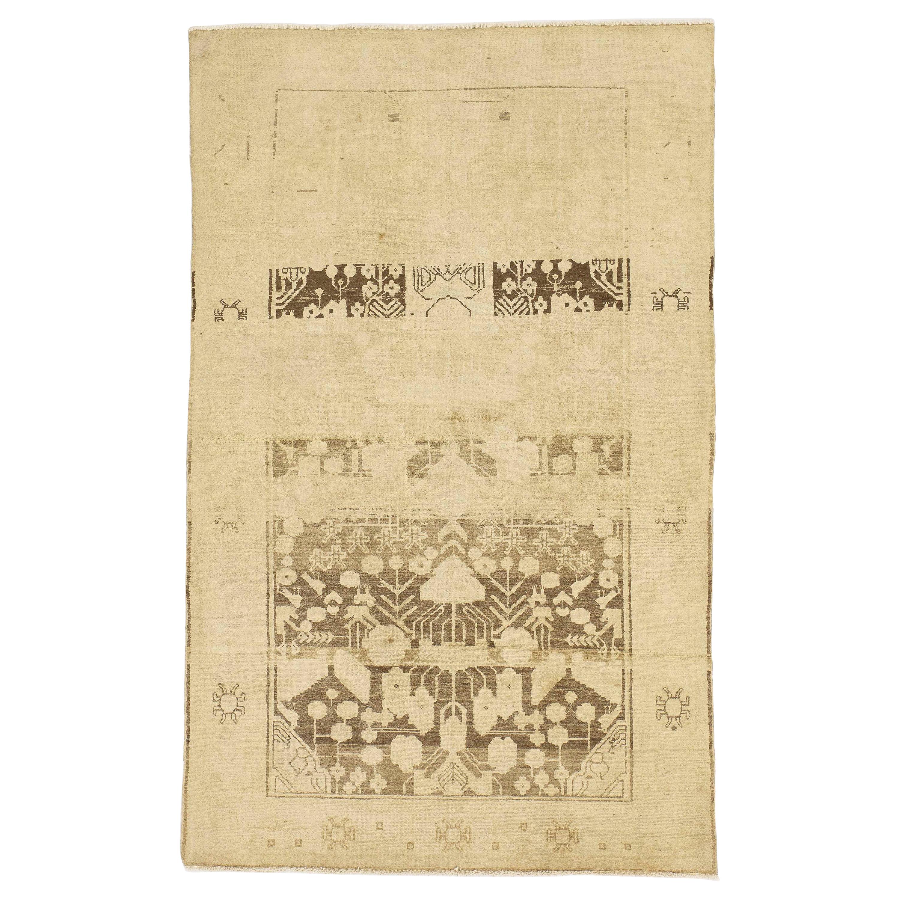 Tapis persan antique Nahavand avec détails botaniques en relief sur fond ivoire