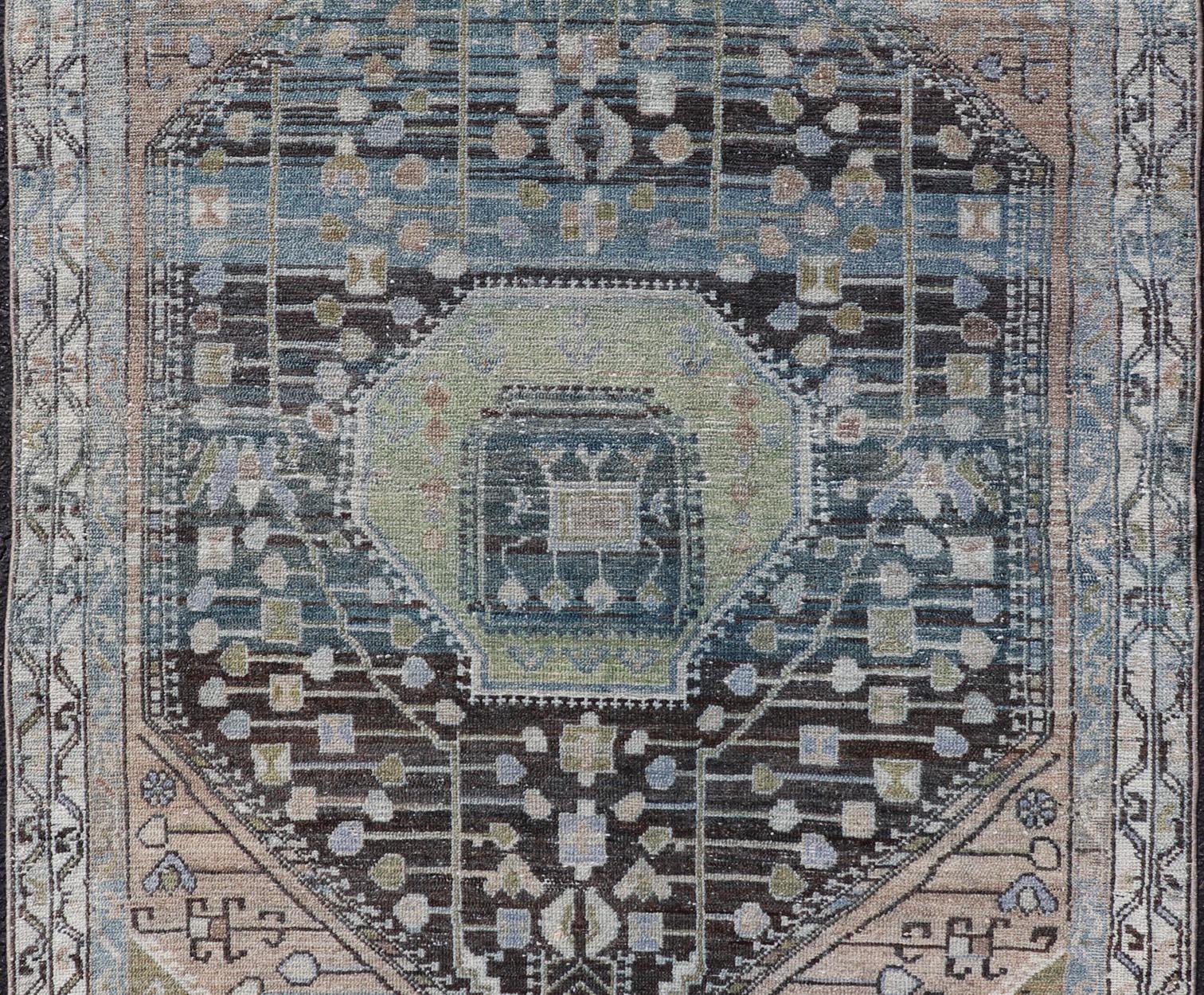 Tapis persan ancien Nahavand avec médaillon complexe avec motifs 4'0