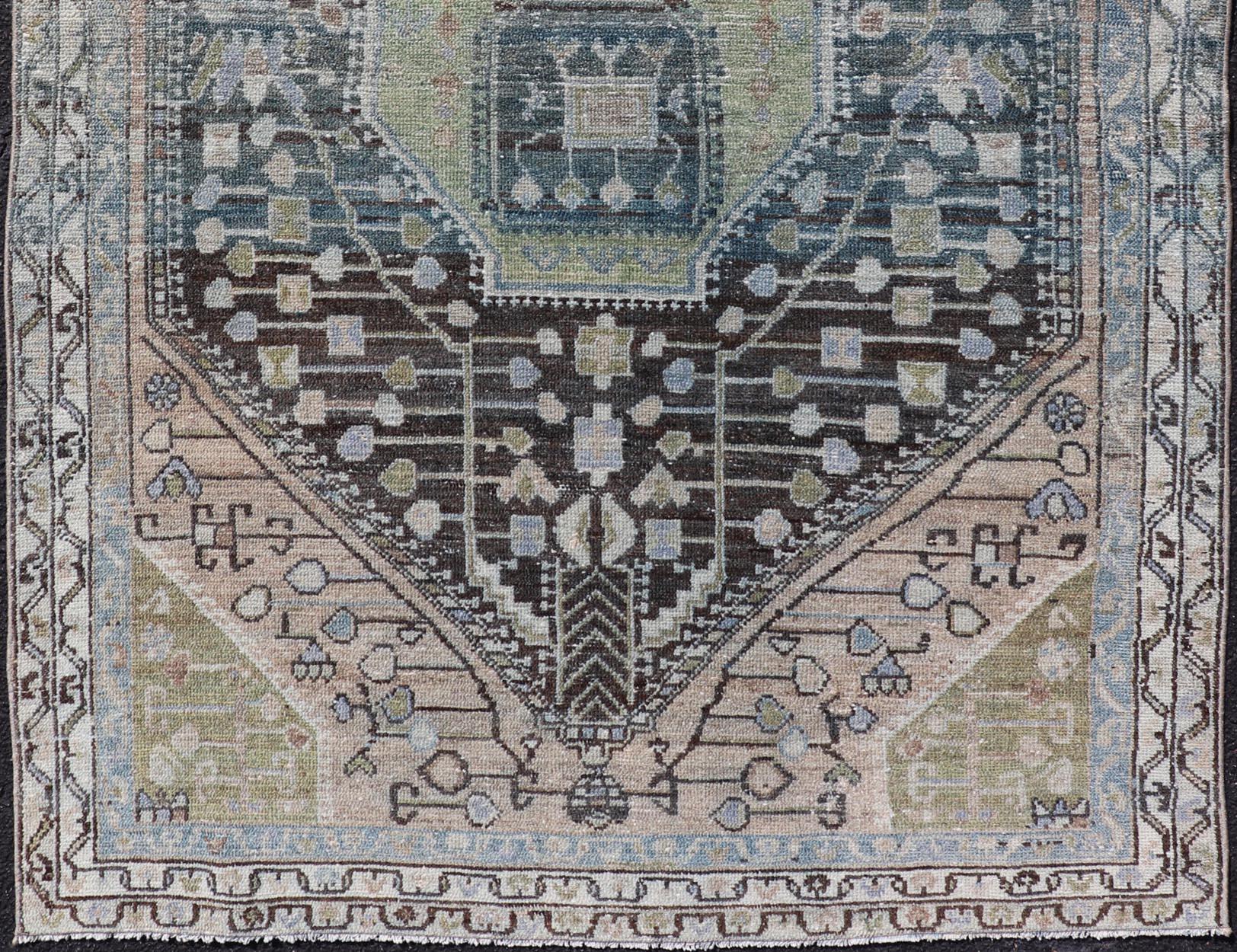 Tapis persan ancien Nahavand avec médaillon complexe avec motifs 4'0