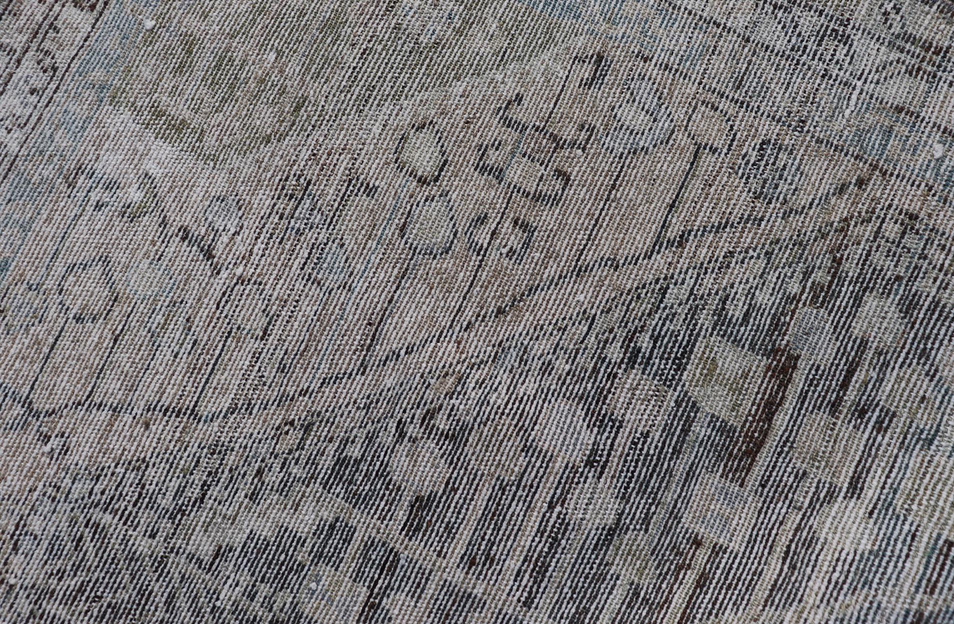 Tapis persan ancien Nahavand avec médaillon complexe avec motifs 4'0