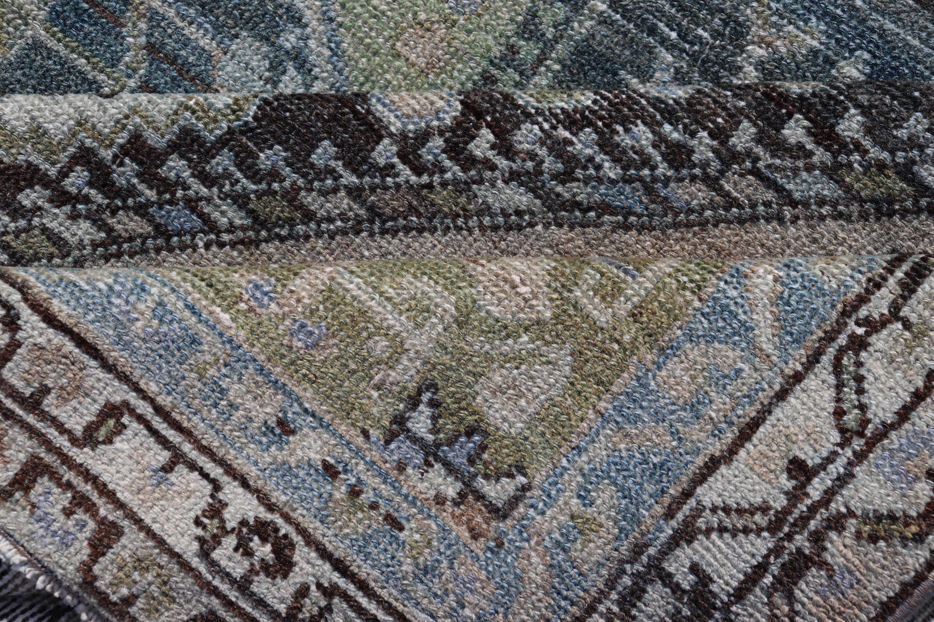 Mesures : 4'0 x 6'0 
Keivan Woven Arts/ tapis/EMB-22284, pays d'origine / type : Iran / Nahavand, vers 1920. Ancien tapis persan Nahavand avec médaillon complexe et motifs 4'0