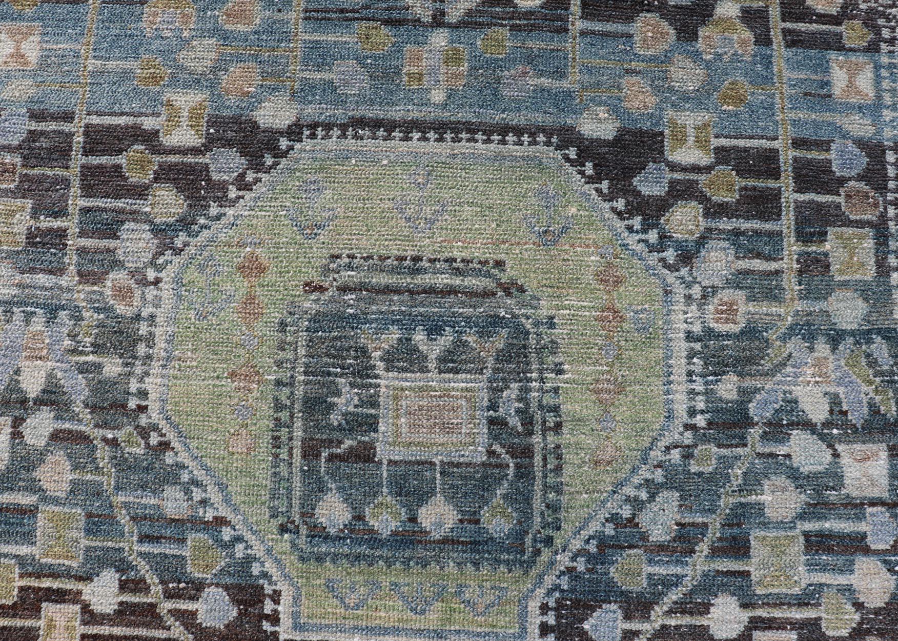 Tapis persan ancien Nahavand avec médaillon complexe avec motifs 4'0