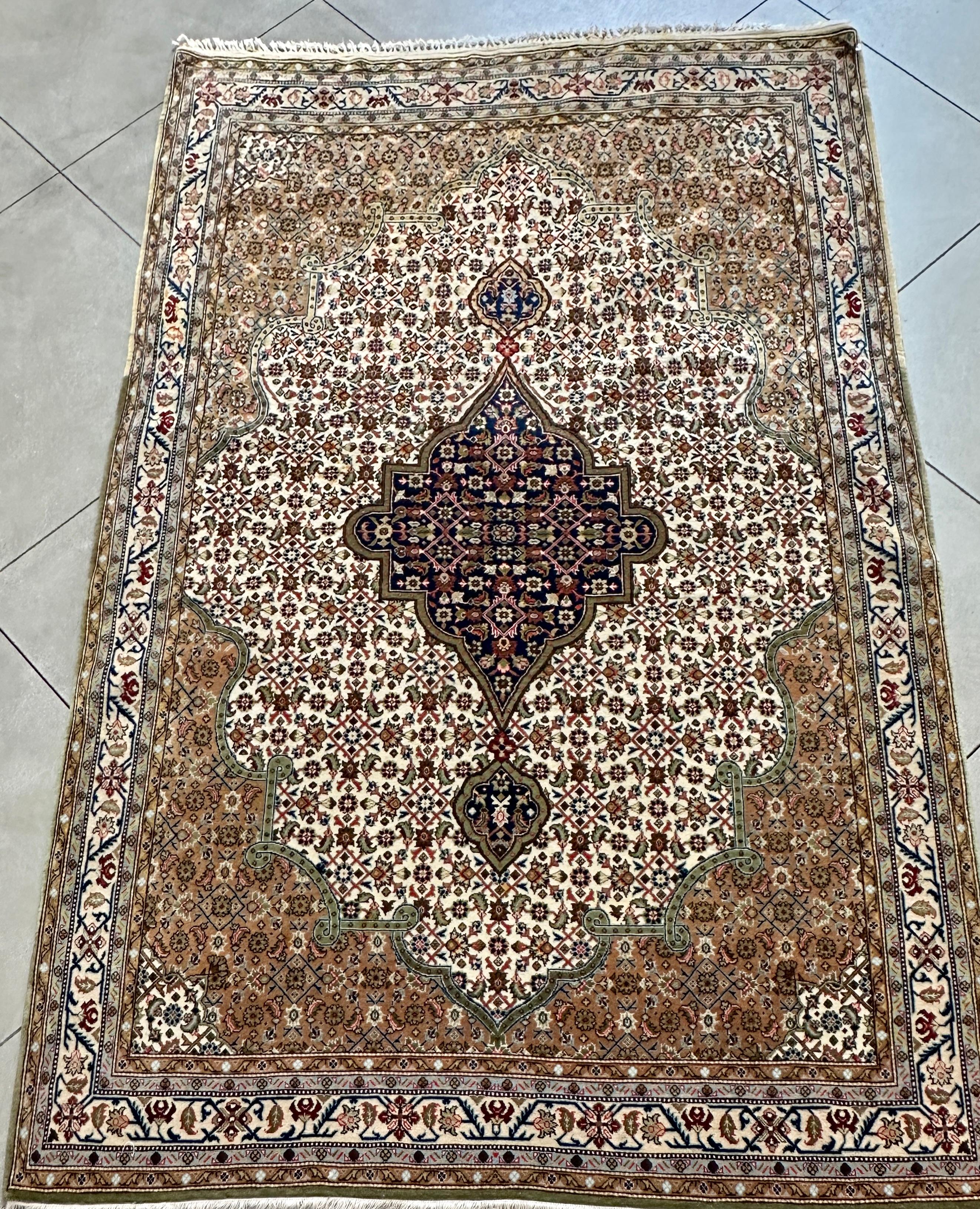 Aggiungi un tocco di eleganza senza tempo alla tua casa con il nostro Tappeto Persiano Elegance degli anni '50, caratterizzato da una squisita miscela di toni naturali di marrone, beige e verde. Questo tappeto è una vera e propria rappresentazione