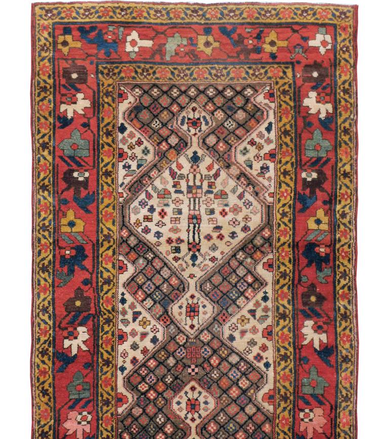 Un antico tappeto persiano del Nord Ovest risalente al primo quarto del XX secolo.