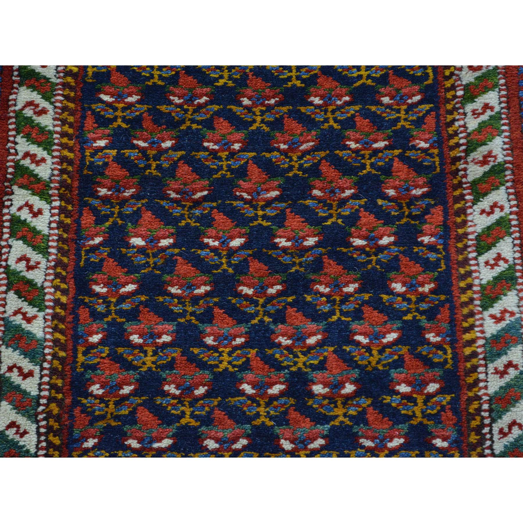 Antiker persischer Teppich im Boteh-Design aus dem Nordwesten Persiens, handgefertigt (Persisch) im Angebot