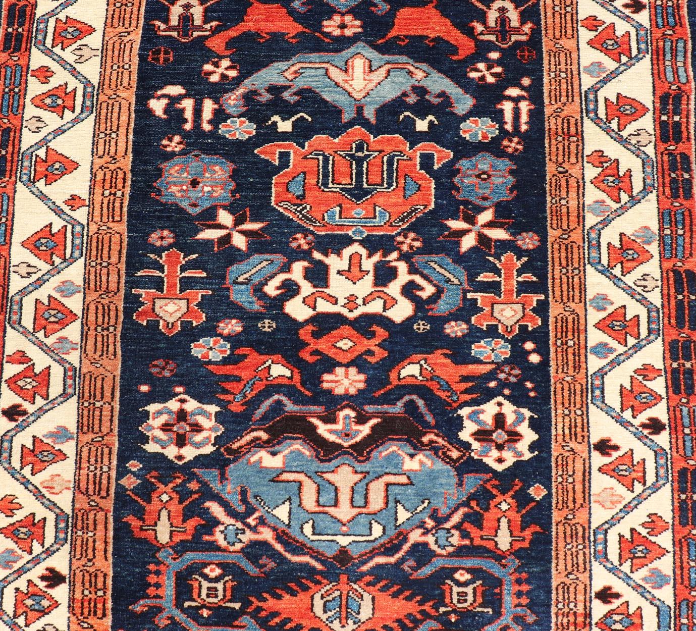 Antike persische N.W. Persischer Läufer mit geometrischen Tribal-Motiven 3'9 x 8'6 im Angebot 3