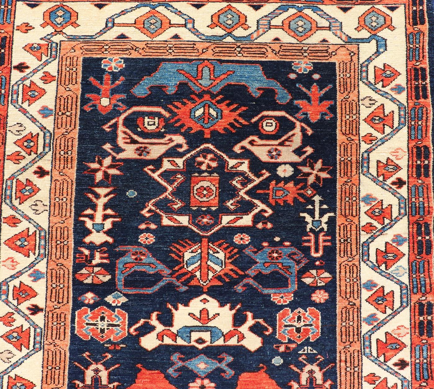Antike persische N.W. Persischer Läufer mit geometrischen Tribal-Motiven 3'9 x 8'6 im Angebot 4
