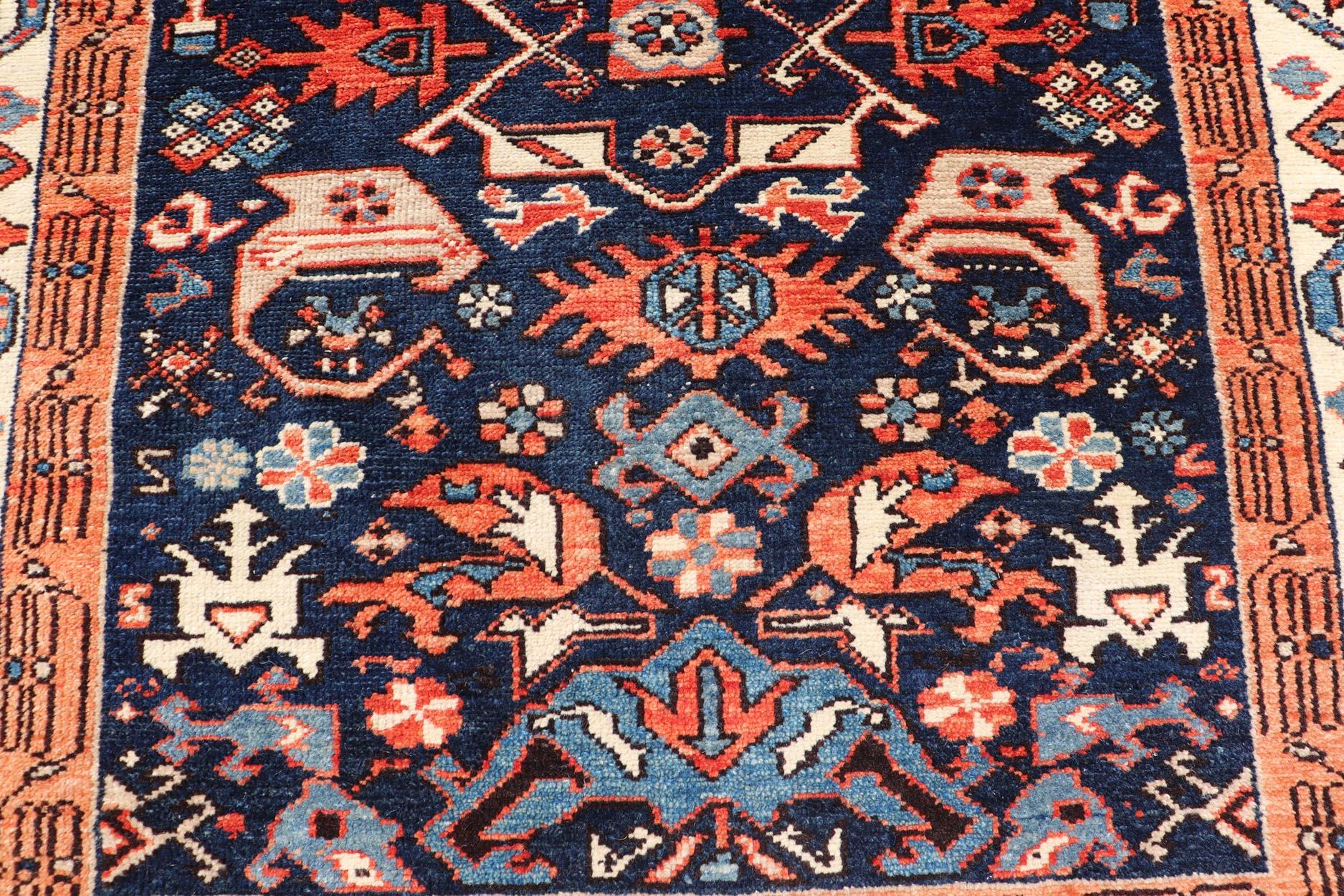 Antike persische N.W. Persischer Läufer mit geometrischen Tribal-Motiven 3'9 x 8'6 im Angebot 5