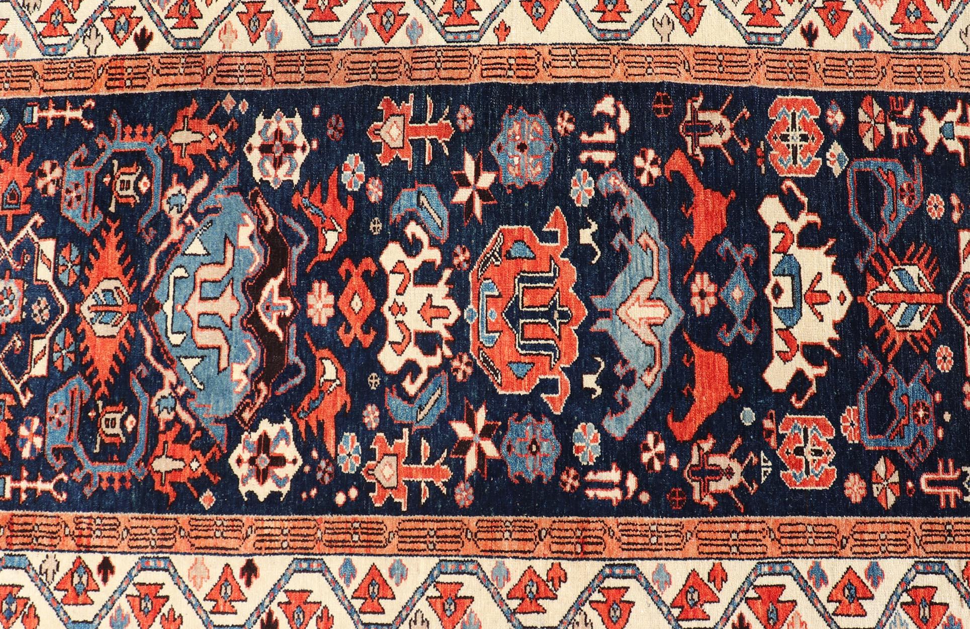 Maße: 3'9 x 8'6 

Antike persische N.W. Persischer Läufer mit geometrischen Tribal-Motiven 3'9 x 8'6. Keivan Woven Arts/ teppich/V21-0307-99, Herkunftsland / Art: Iran / N.W.Persisch , um 1930.

Ein antiker persischer Läufer aus dem Nordwesten mit